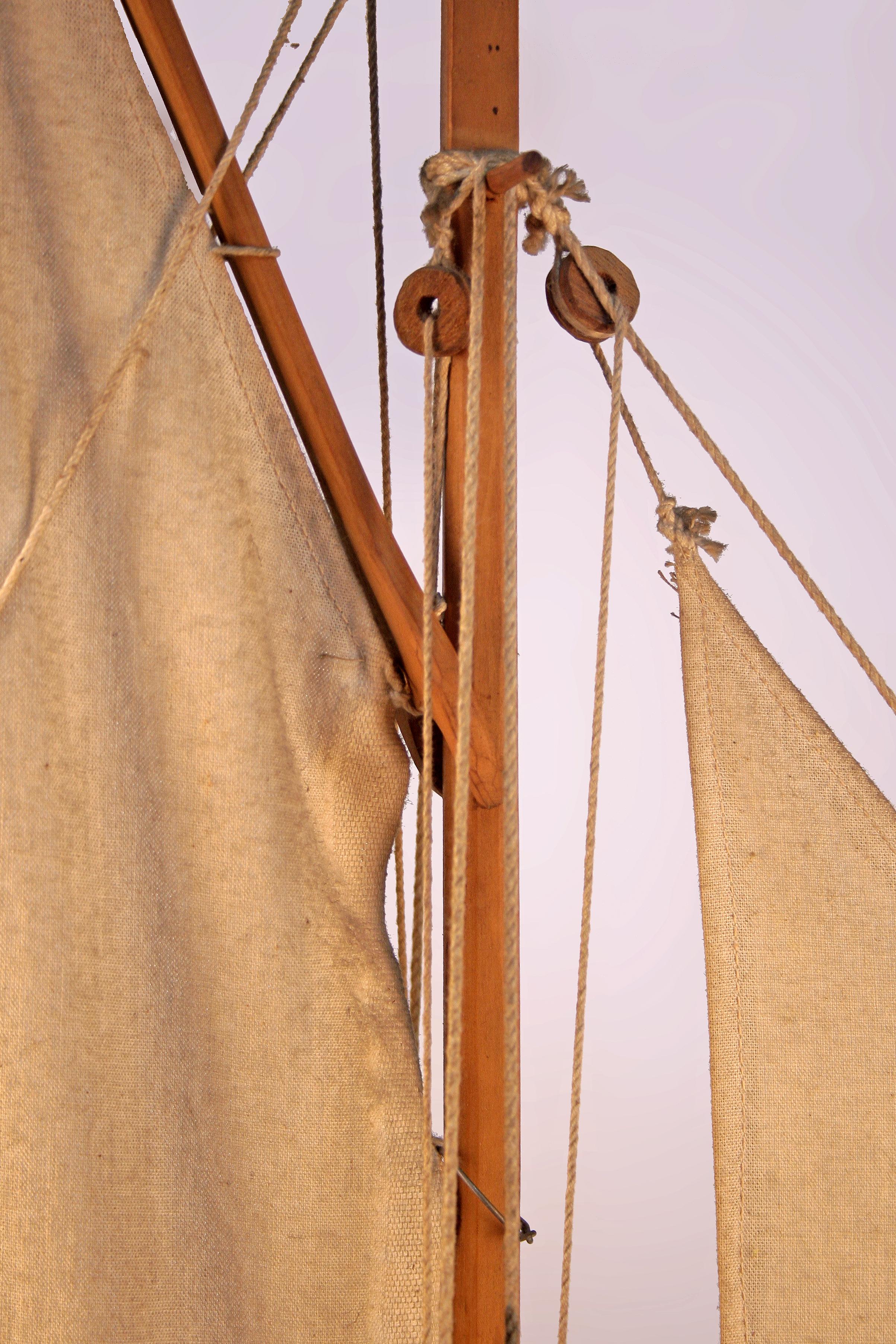 A.I.C. Wood Model of Antique Fishing Boat Ship With Sails Made in Argentina (Modèle en bois d'un bateau de pêche ancien avec des voiles) en vente 3