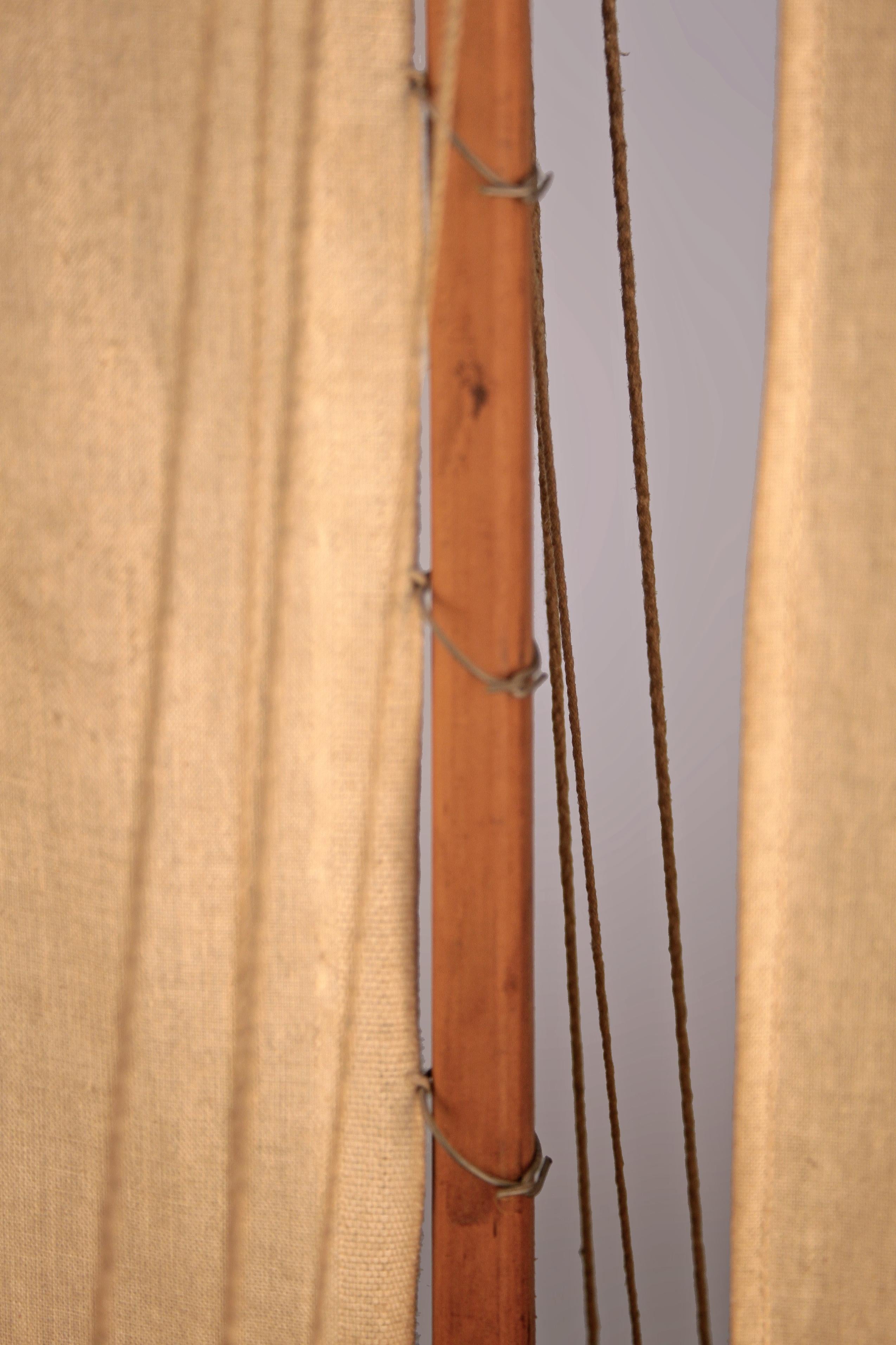A.I.C. Wood Model of Antique Fishing Boat Ship With Sails Made in Argentina (Modèle en bois d'un bateau de pêche ancien avec des voiles) en vente 4