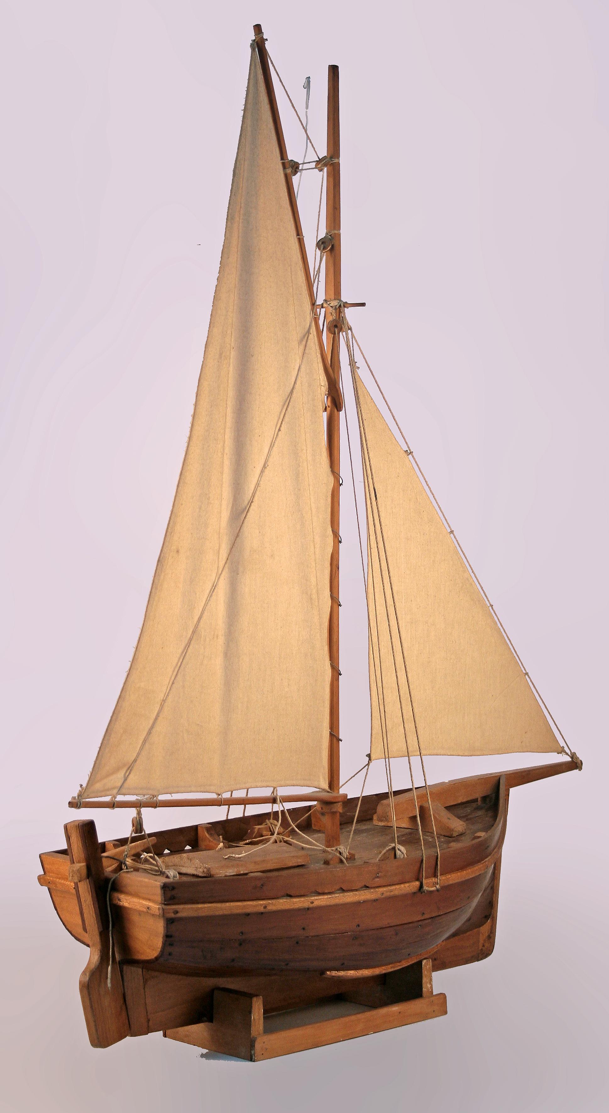 Arts and Crafts A.I.C. Wood Model of Antique Fishing Boat Ship With Sails Made in Argentina (Modèle en bois d'un bateau de pêche ancien avec des voiles) en vente