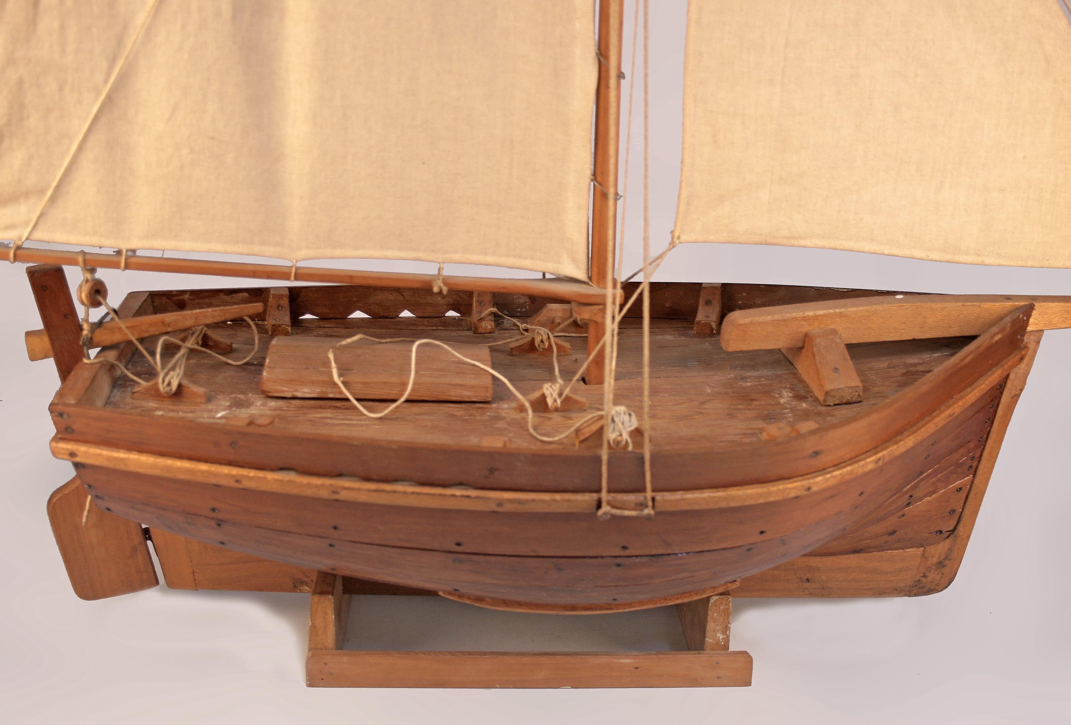Fait main A.I.C. Wood Model of Antique Fishing Boat Ship With Sails Made in Argentina (Modèle en bois d'un bateau de pêche ancien avec des voiles) en vente