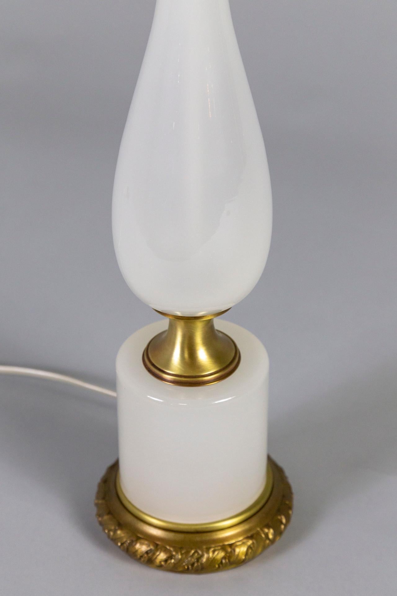 Américain Milieu du 20e siècle. Lampe en verre opalin blanc et laiton - Frederick Cooper en vente