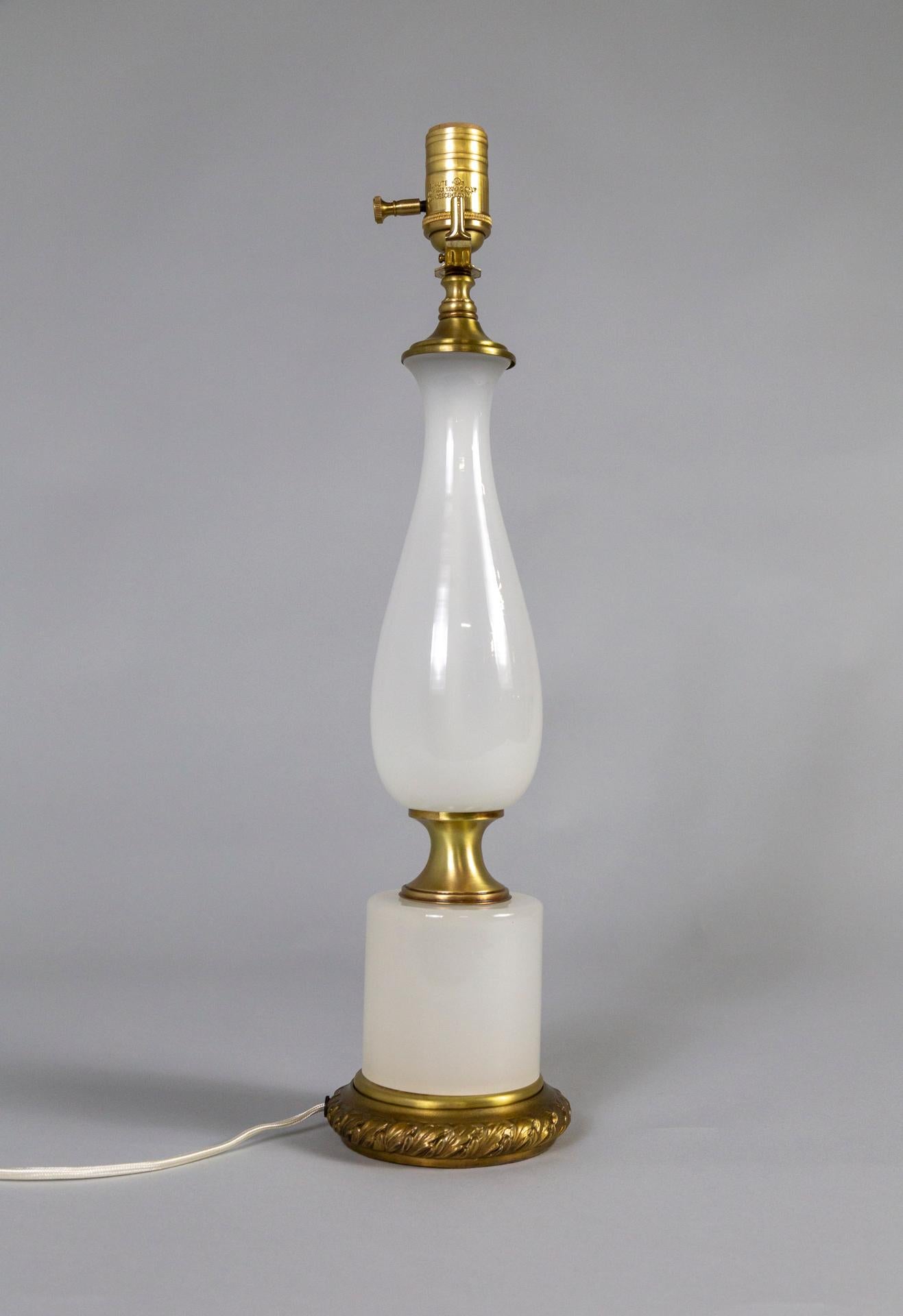 Milieu du XXe siècle Milieu du 20e siècle. Lampe en verre opalin blanc et laiton - Frederick Cooper en vente