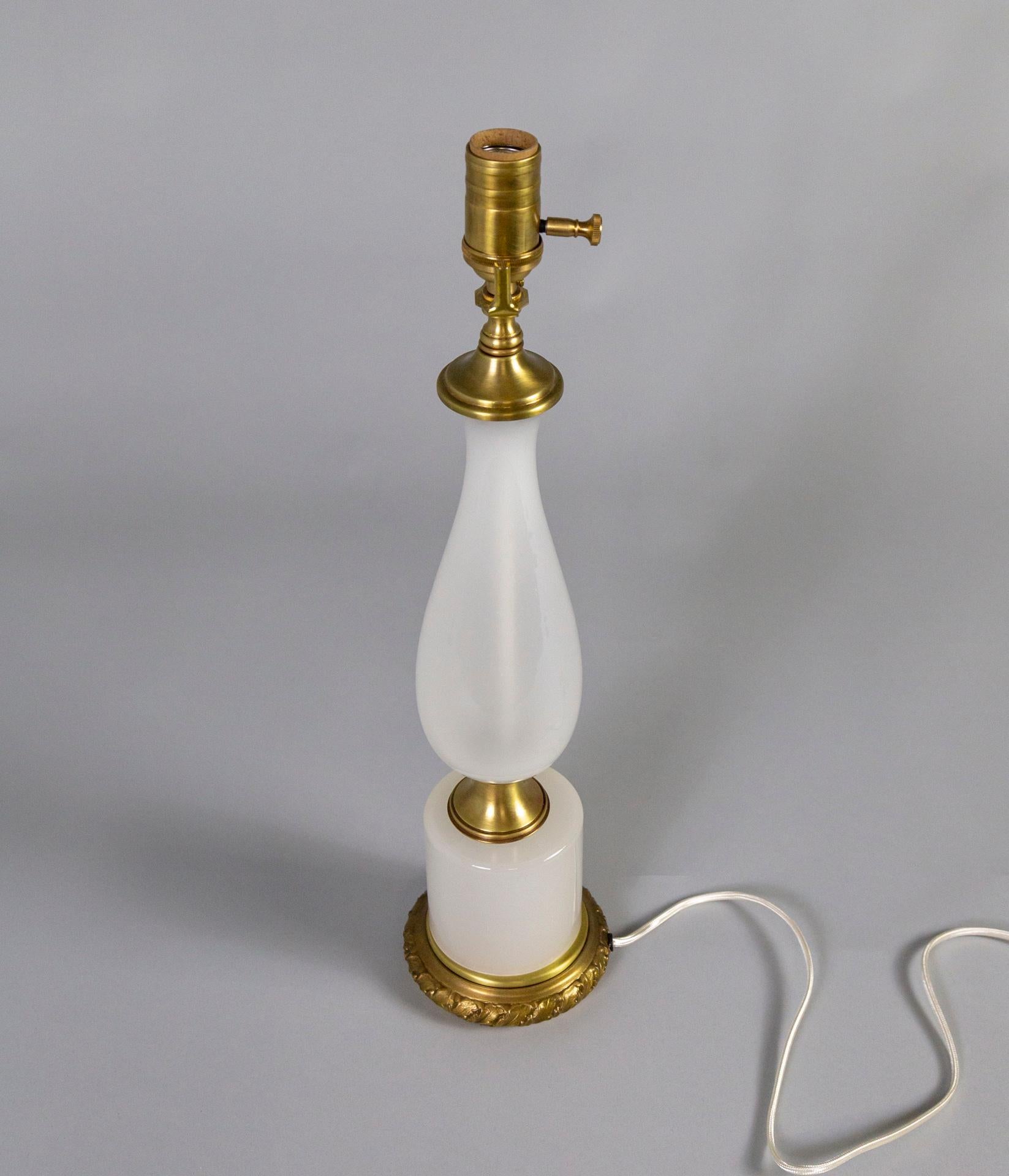 Mitte 20. Jahrhundert. Lampe aus weißem Opalglas und Messing – Frederick Cooper im Angebot 1