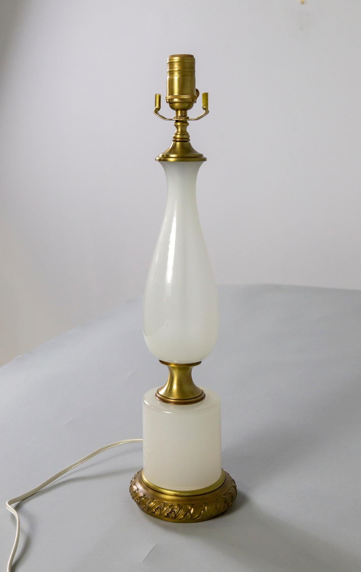 Milieu du 20e siècle. Lampe en verre opalin blanc et laiton - Frederick Cooper en vente 1