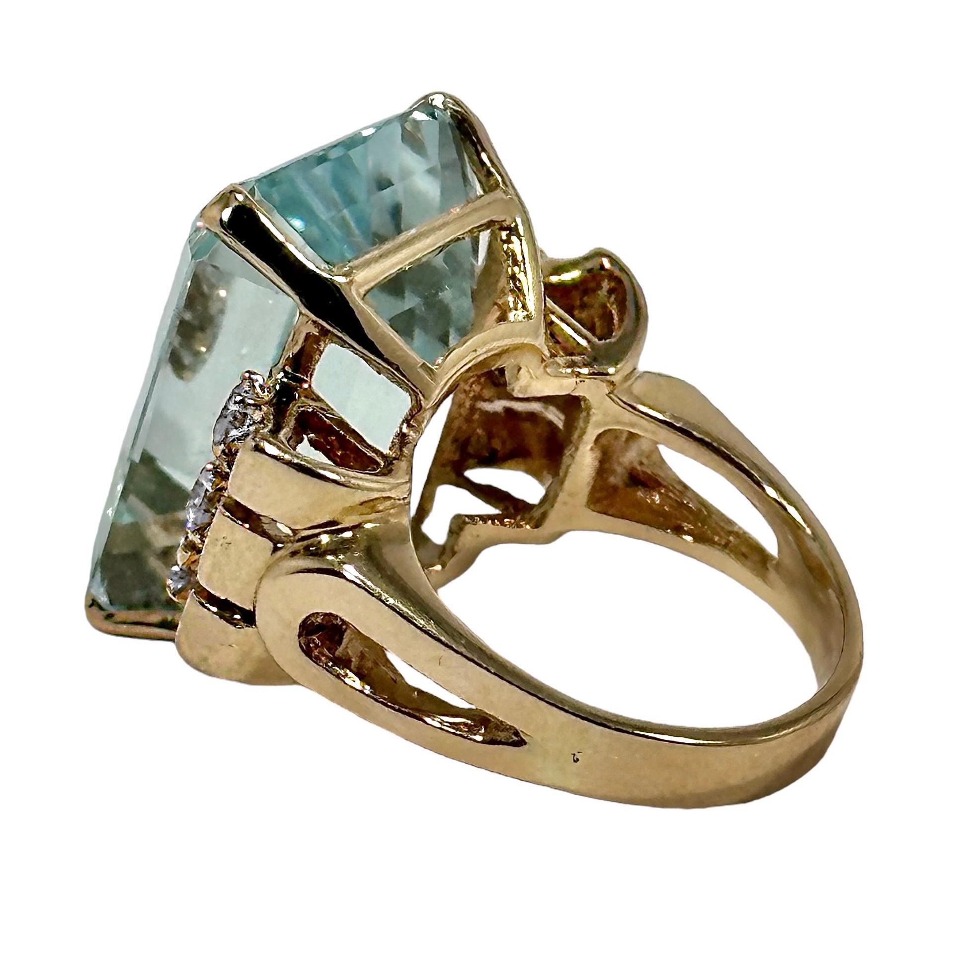 Mid-20th Century 14K Gold Cocktail Ring with Large  Aquamarine and Diamonds In Good Condition For Sale In Palm Beach, FL