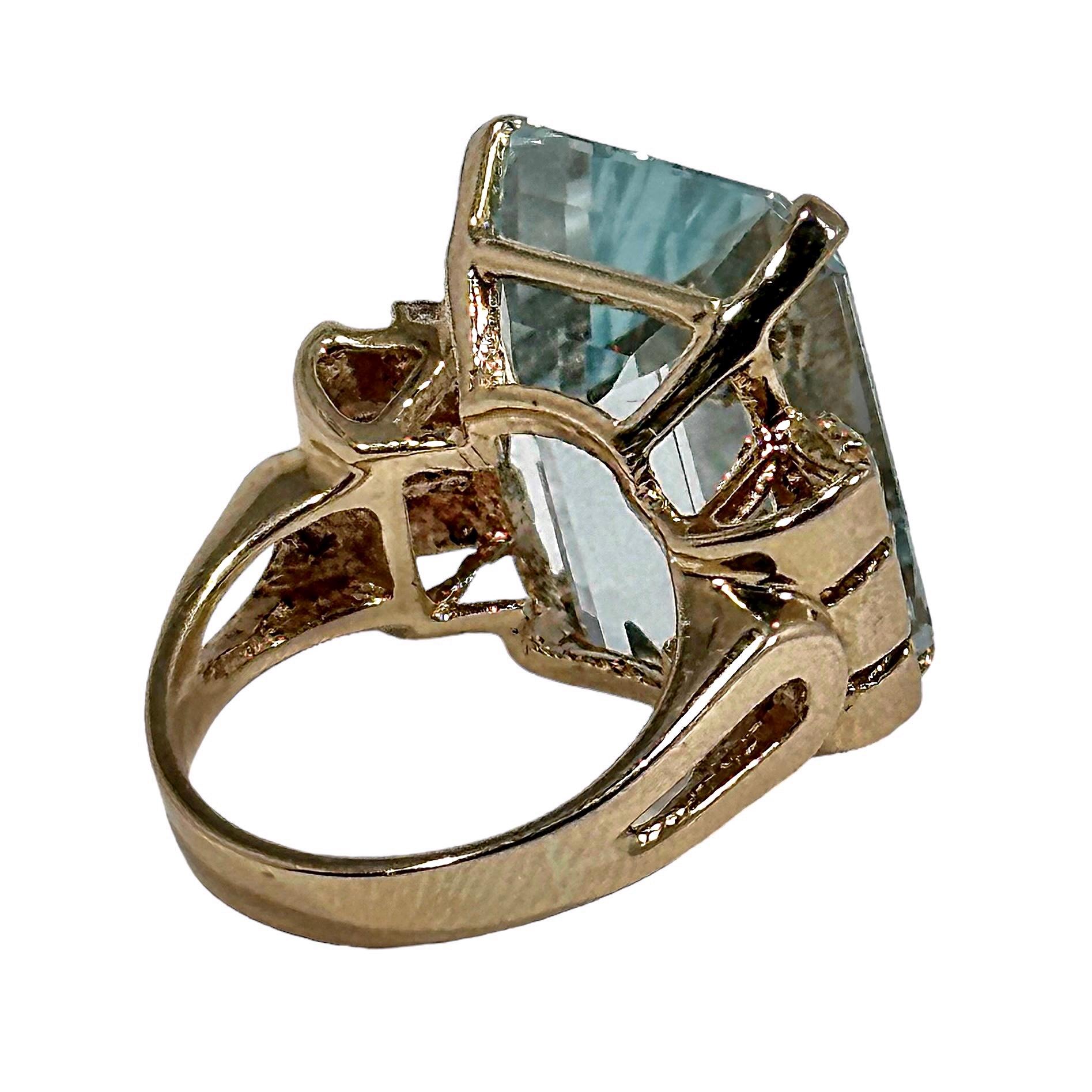 Mid-20th Century 14K Gold Cocktail Ring with Large  Aquamarine and Diamonds For Sale 1