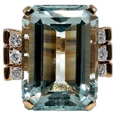 Anello da cocktail in oro 14 carati della metà del XX secolo con grande  Acquamarina e diamanti