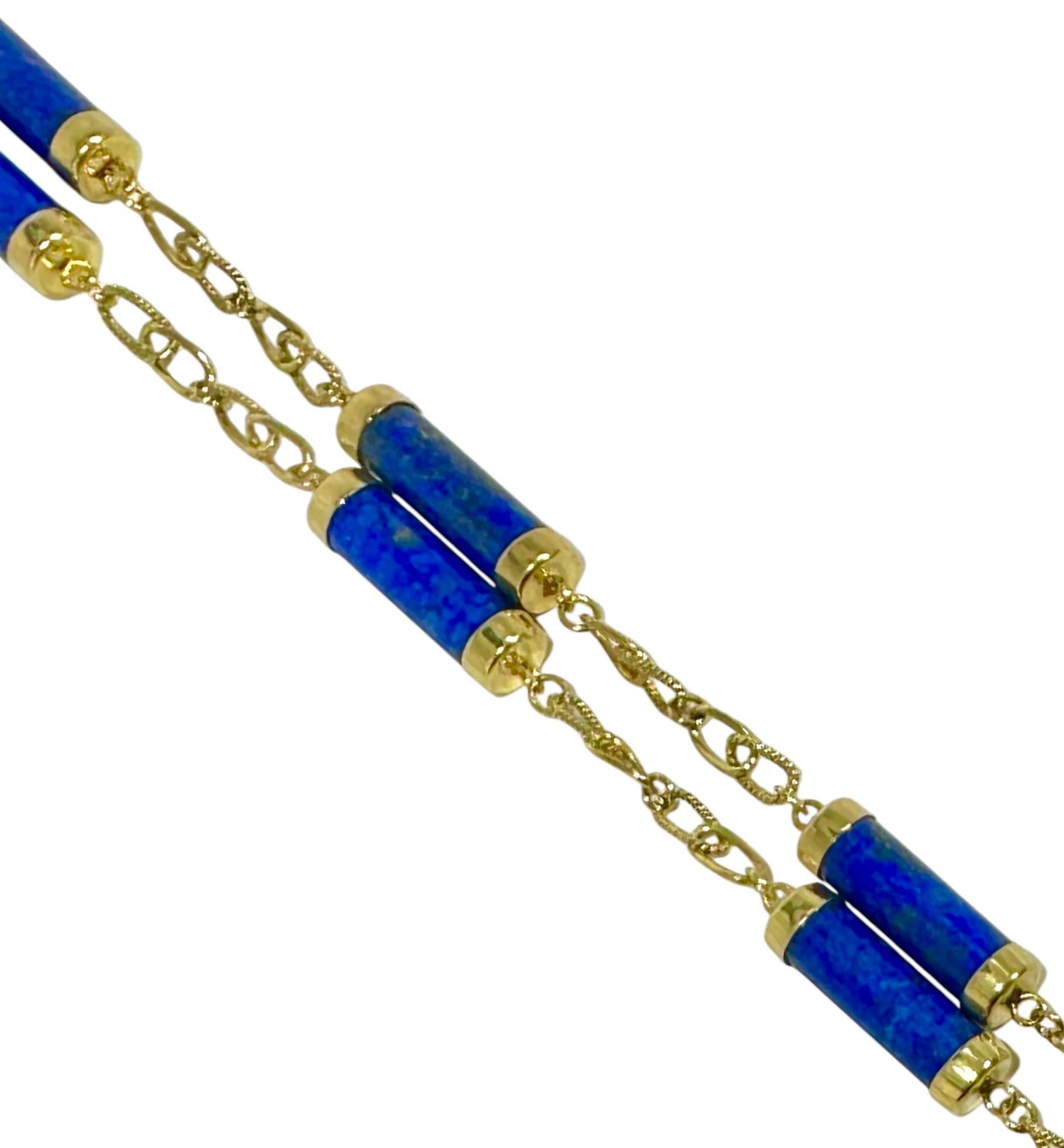 Diese bezaubernde Halskette aus 14-karätigem Gelbgold und leuchtend blauem Lapis-Lazuli wird mit Sicherheit zu einem beliebten Teil der Garderobe eines jeden Käufers. Diese gut gearbeitete und vielseitige 29 1/2 Zoll lange Halskette ist perfekt für