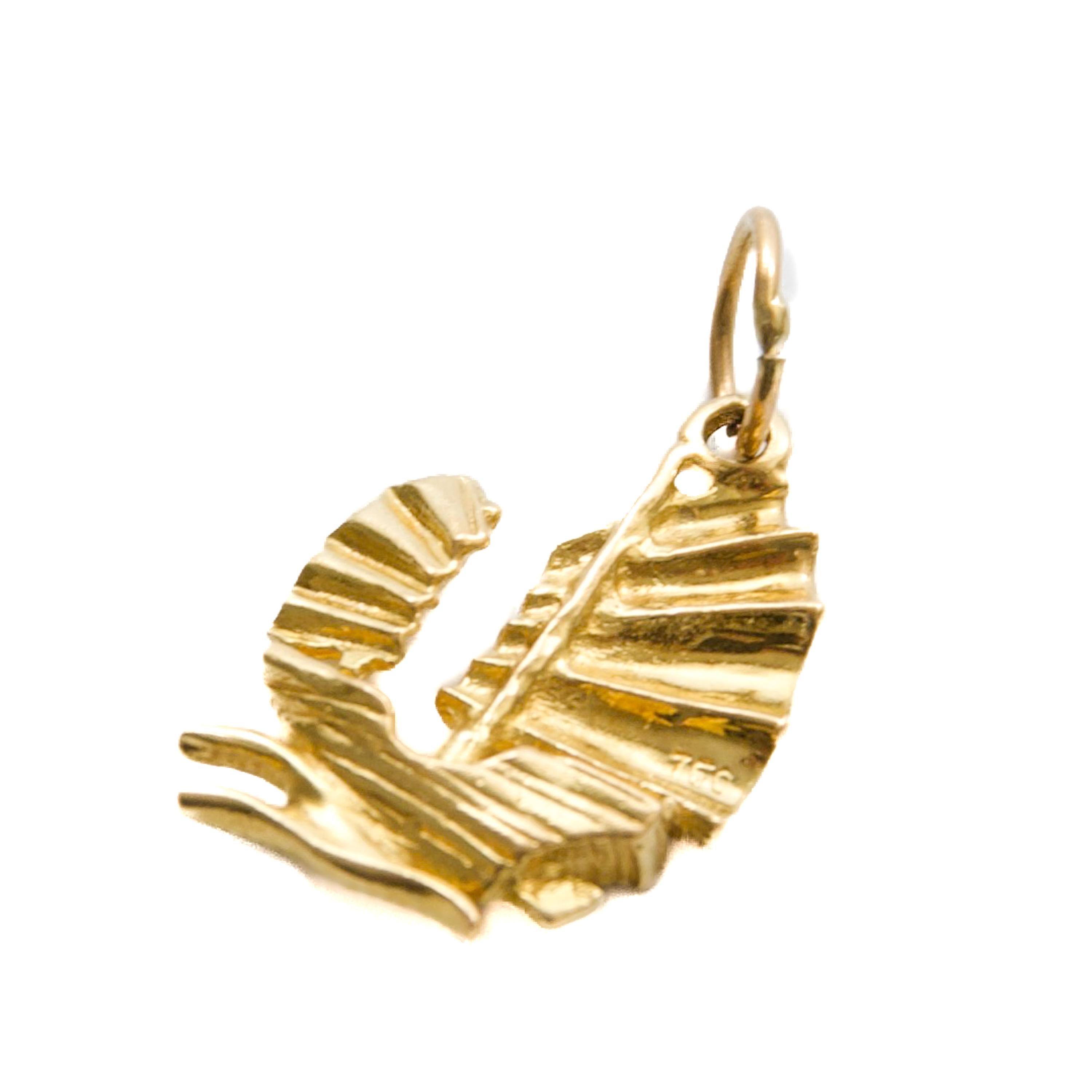 Contemporain Pendentif en or 18K du milieu du 20e siècle avec breloque en forme de jonque chinoise en vente