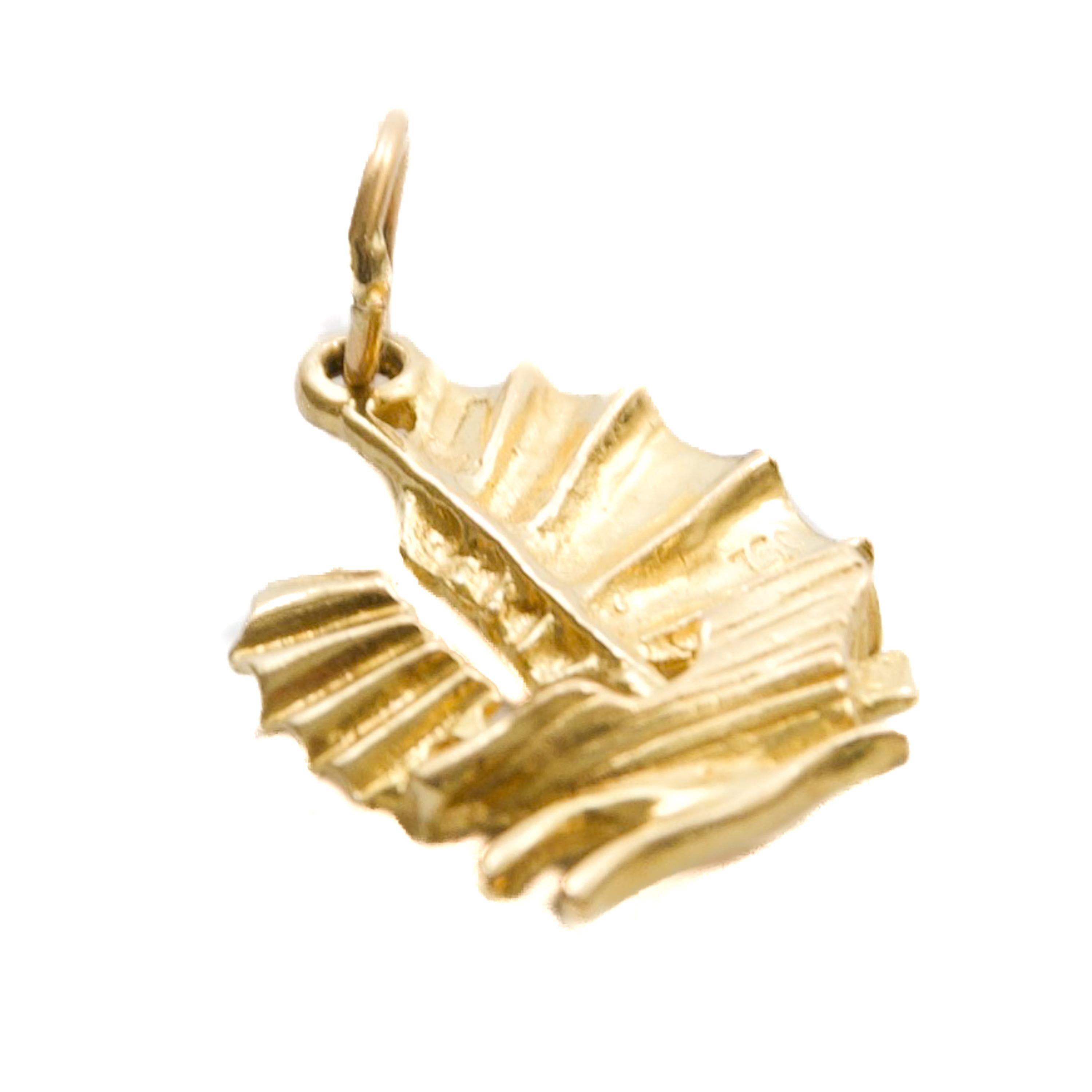 Pendentif en or 18K du milieu du 20e siècle avec breloque en forme de jonque chinoise Bon état - En vente à Rotterdam, NL