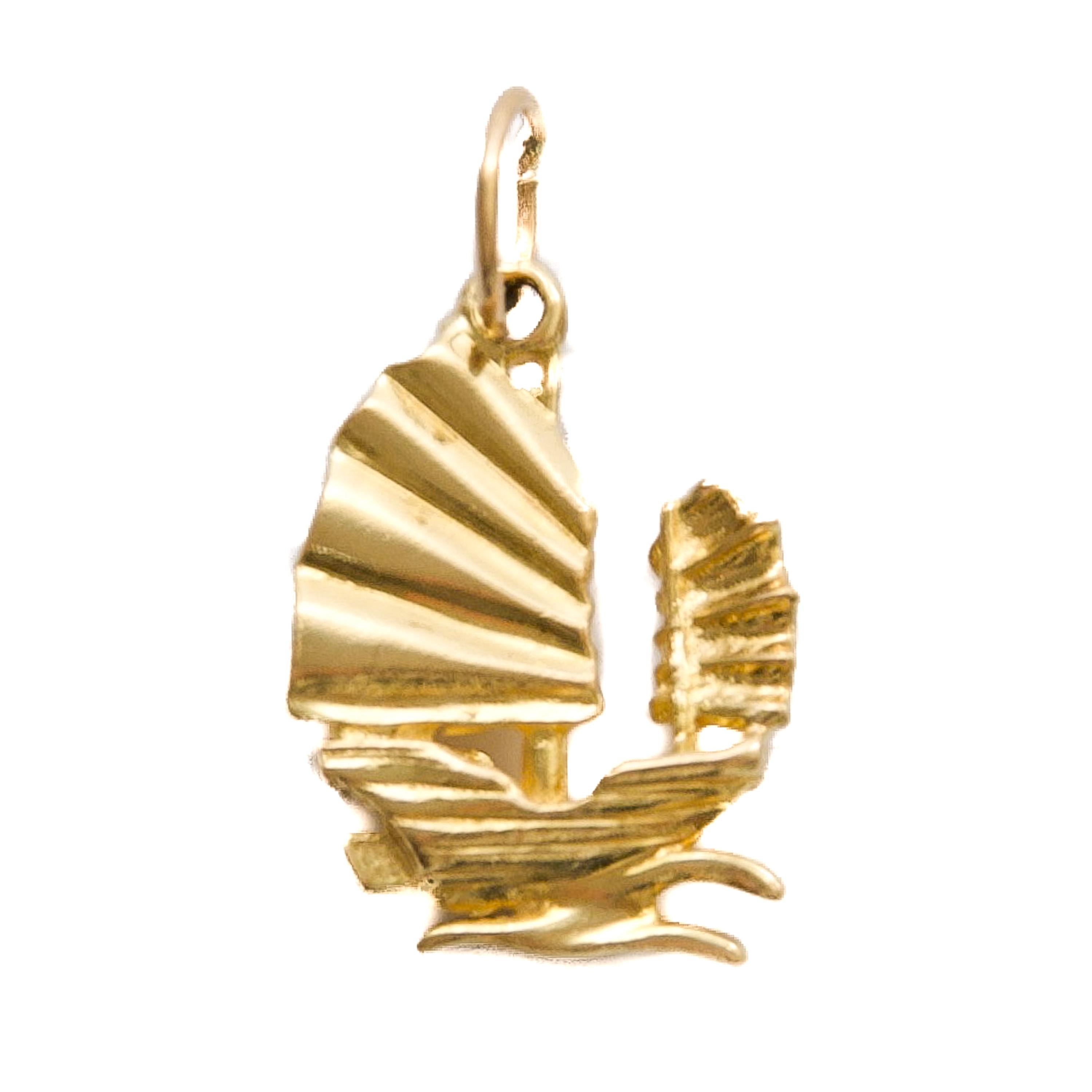 Pendentif en or 18K du milieu du 20e siècle avec breloque en forme de jonque chinoise Unisexe en vente