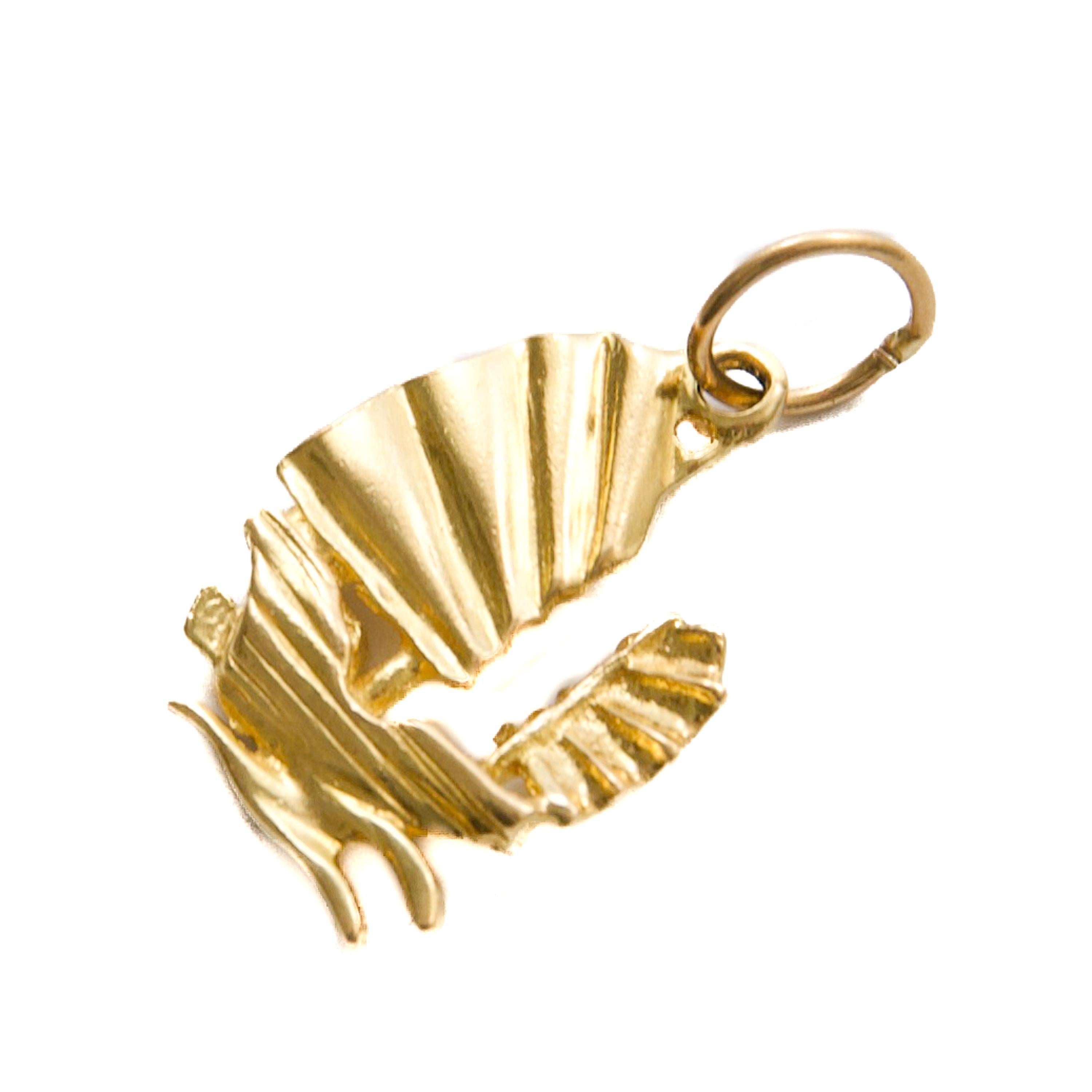 Pendentif en or 18K du milieu du 20e siècle avec breloque en forme de jonque chinoise en vente 1