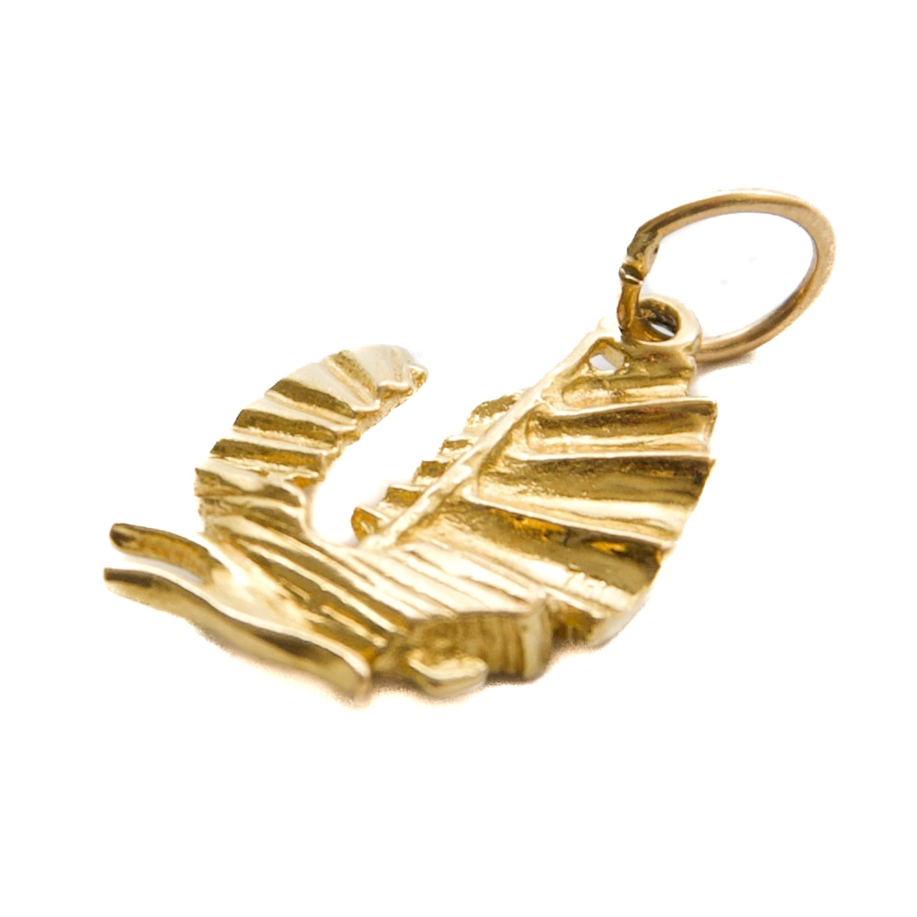 Pendentif en or 18K du milieu du 20e siècle avec breloque en forme de jonque chinoise en vente 2