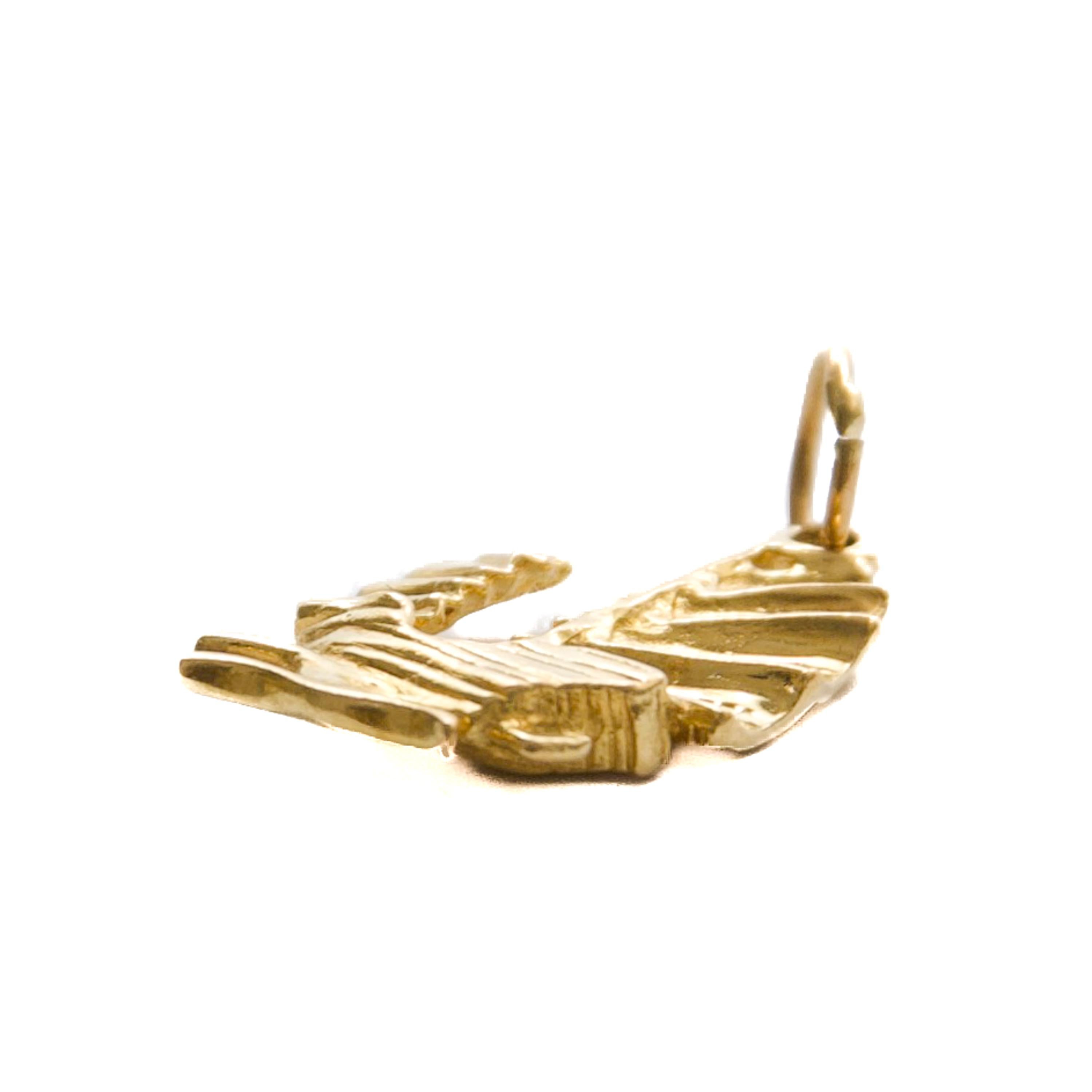 Pendentif en or 18K du milieu du 20e siècle avec breloque en forme de jonque chinoise en vente 3