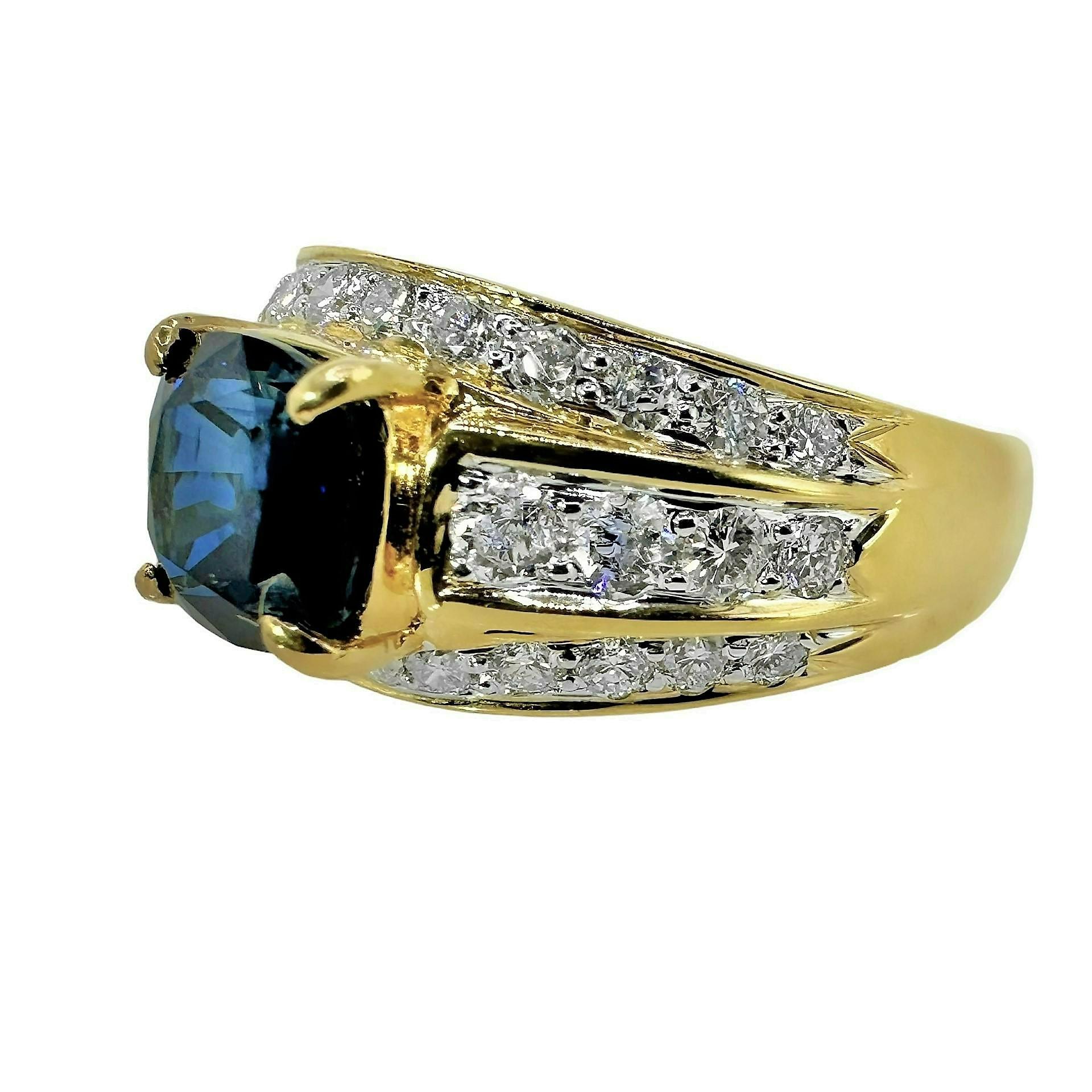 Mid-20th Century 18k Yellow Gold Cocktail Ring with 2.67Ct Sapphire & Diamonds In Good Condition For Sale In Palm Beach, FL