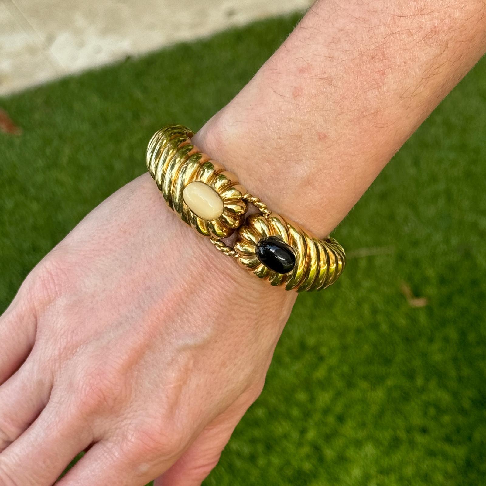 Cabochon Mid-20th Century 18K Yellow Gold Ribbed Onyx Angel Skin Coral Bangle Bracelet For Sale