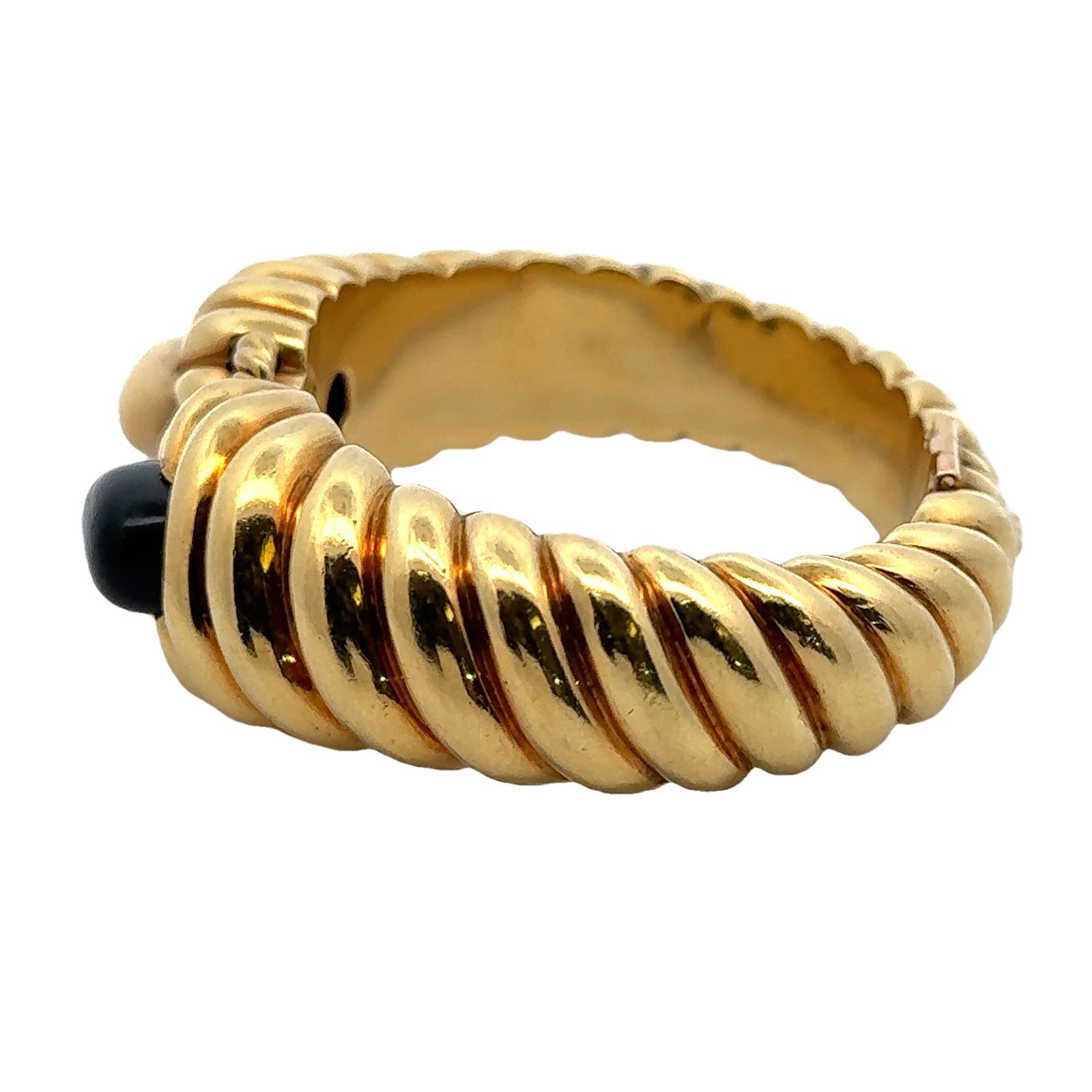 Mid-20th Century 18K Yellow Gold Ribbed Onyx Angel Skin Coral Bangle Bracelet In Excellent Condition For Sale In Boca Raton, FL