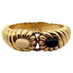 Mid-20th Century 18K Yellow Gold Ribbed Onyx Angel Skin Coral Bangle Bracelet
