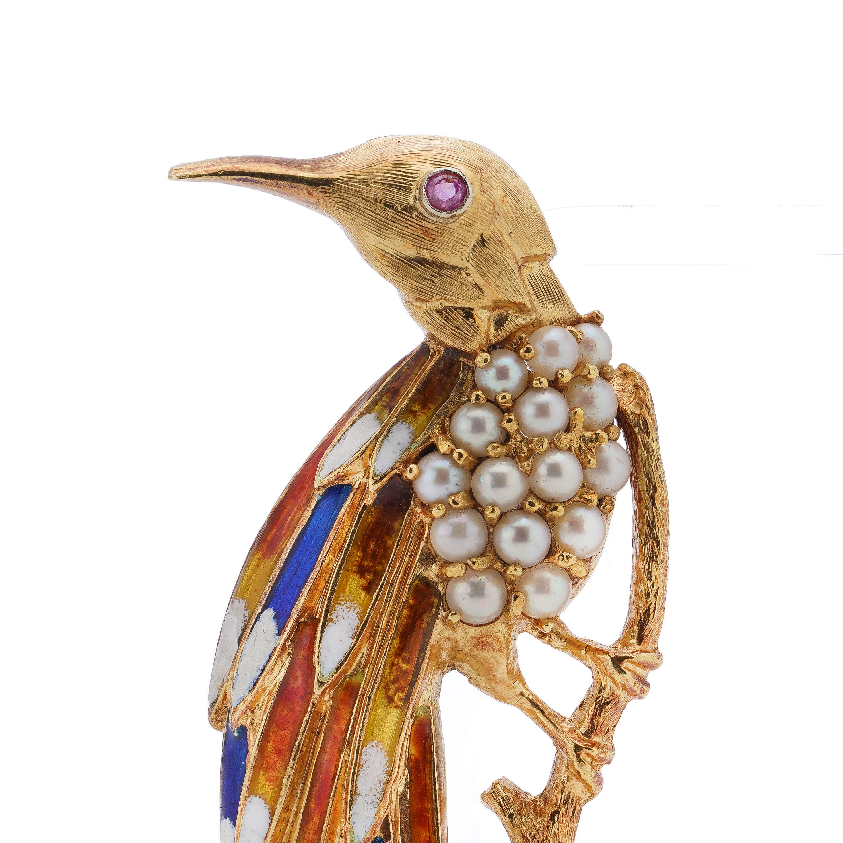 Mid-20th century 18kt gold bird brooch on a branch with colourful feathers For Sale 1