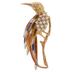 Mitte des 20. Jahrhunderts Vogelbrosche aus 18kt Gold auf einem Branch mit bunten Federn