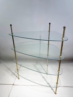 Vitrine à 4 étages en laiton et verre organique de forme libre, datant du milieu du XXe siècle, signée Polyvog