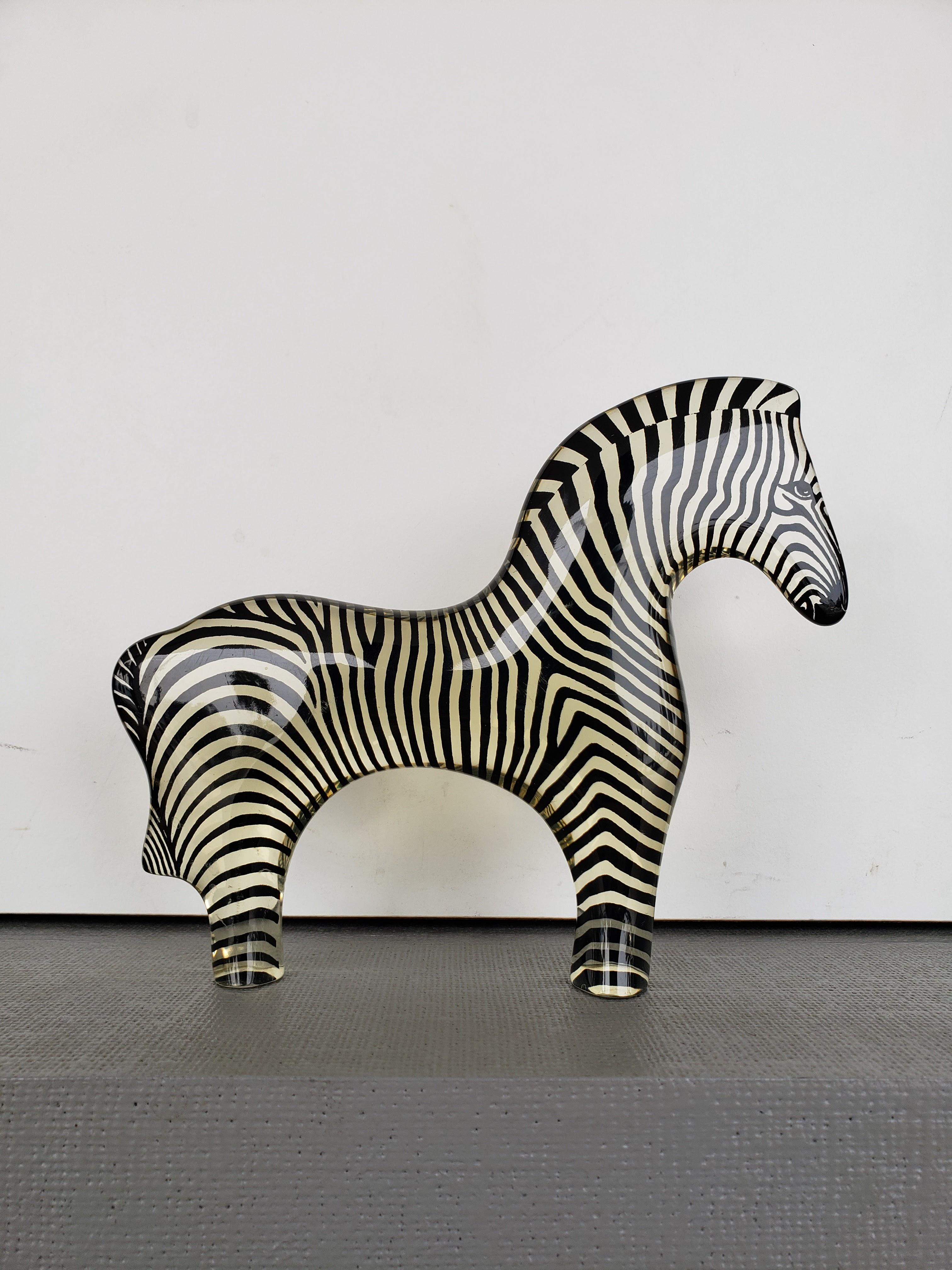 Abraham Palatnik Skulptur eines Zebras aus Lucit.  In ausgezeichnetem Zustand mit keine Probleme zu berichten.

Großartiges Beispiel einer Op-Art-Skulptur von einem bekannten brasilianischen Künstler.  