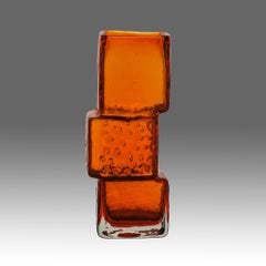 Vase abstrait "Bricklayer Vase Orange" de Geoffrey Baxter, milieu du 20e siècle