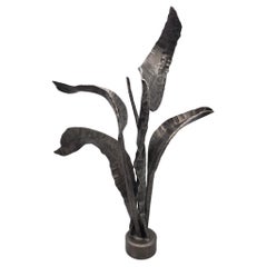 Scultura astratta in acciaio a forma di fiore della metà del XX secolo