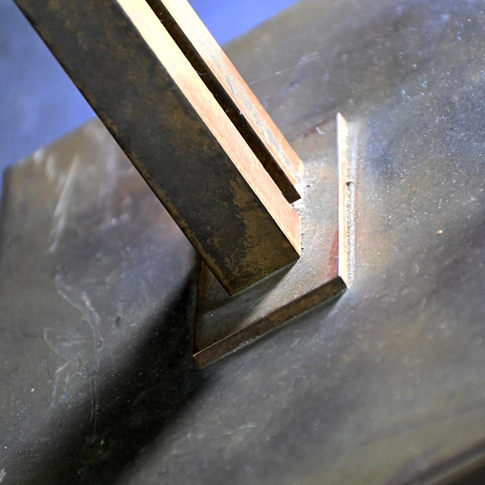 Fatto a mano Lampada da terra regolabile in ottone della metà del XX secolo in vendita