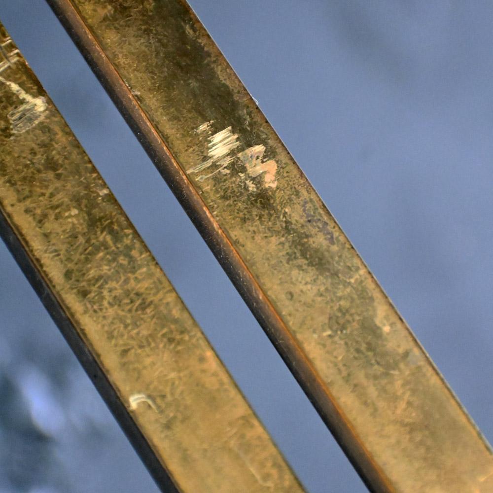 Ottone Lampada da terra regolabile in ottone della metà del XX secolo in vendita
