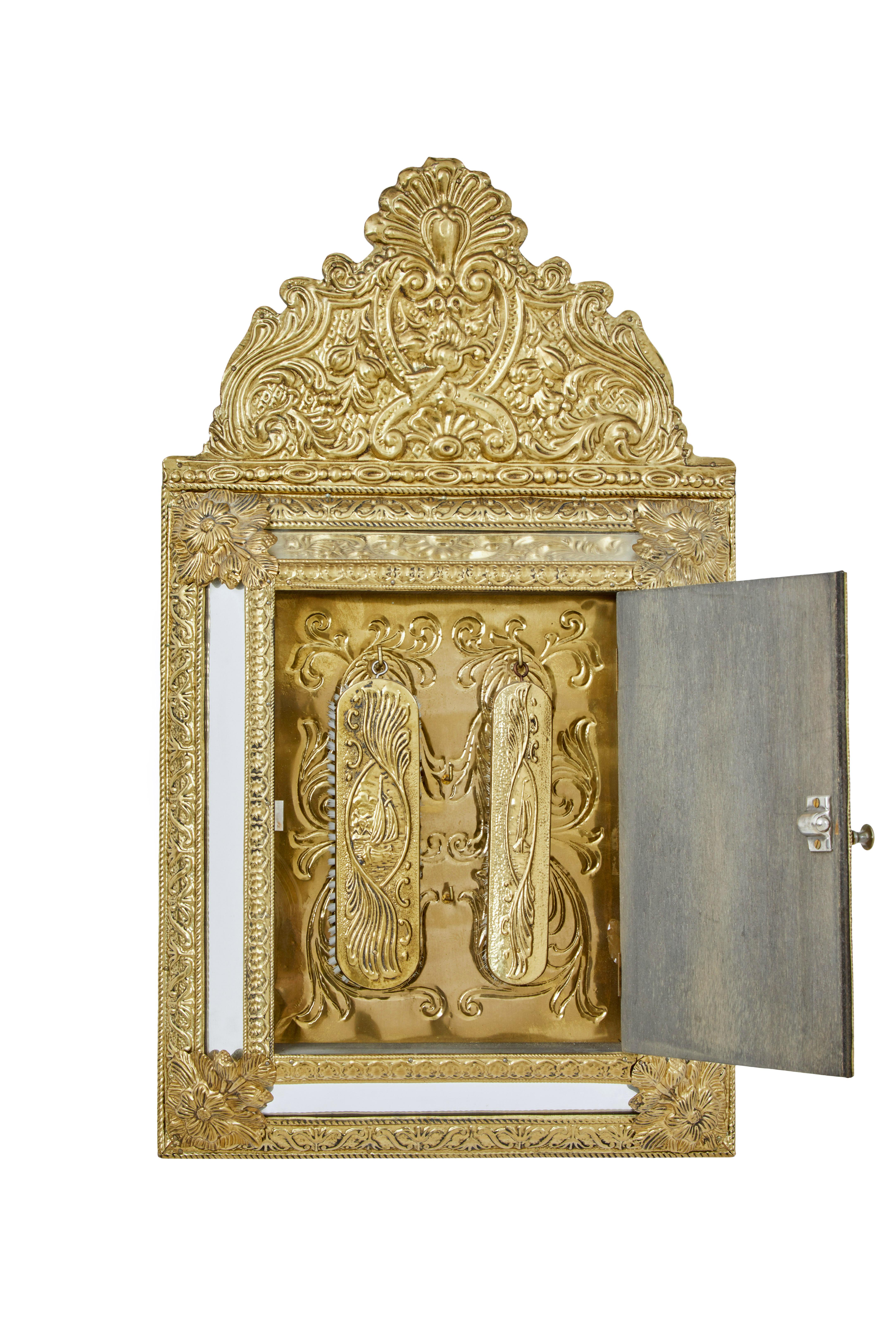 Mouvement esthétique Miroir à coussin en laiton inspiré du mouvement esthétique du milieu du 20e siècle en vente