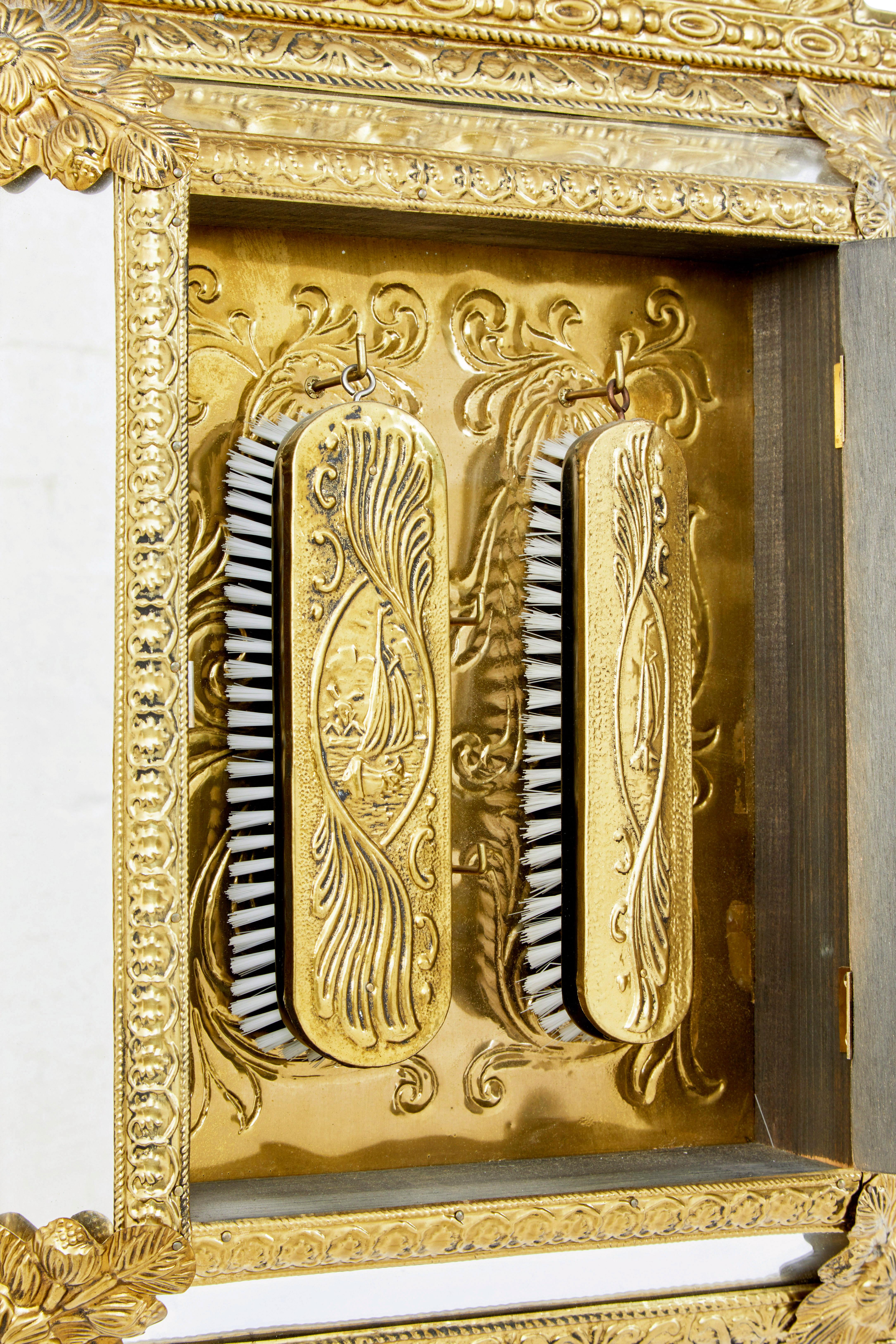Suédois Miroir à coussin en laiton inspiré du mouvement esthétique du milieu du 20e siècle en vente
