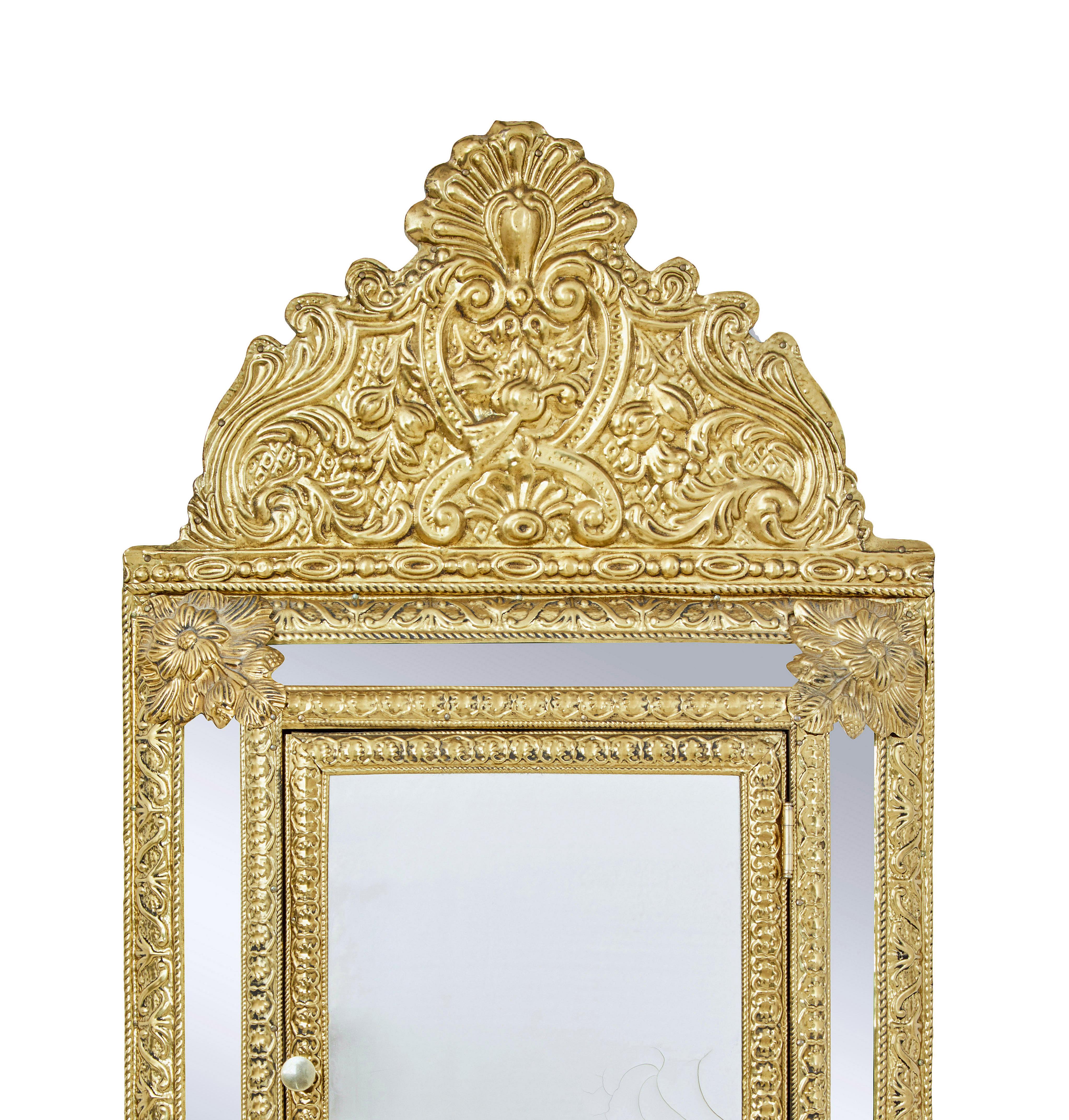 Embossé Miroir à coussin en laiton inspiré du mouvement esthétique du milieu du 20e siècle en vente