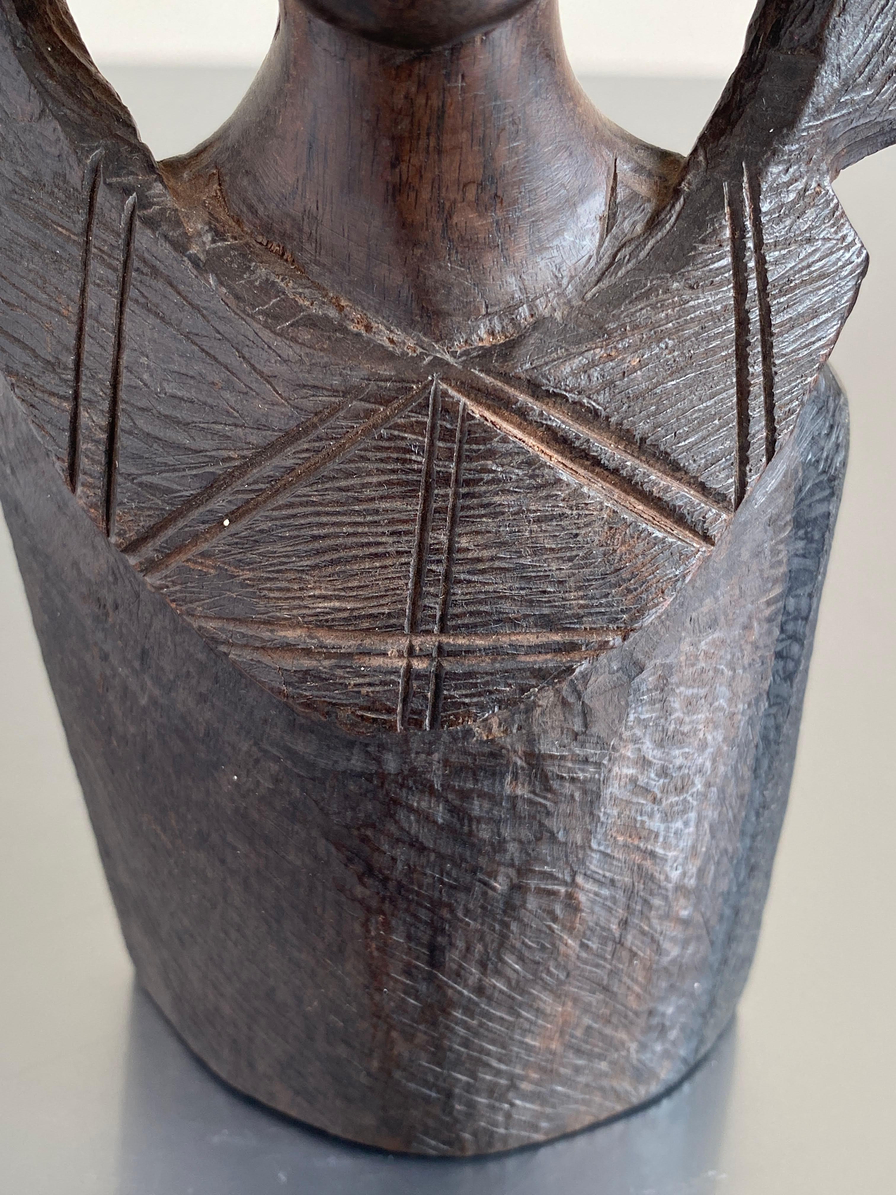 Mitte des 20. Jahrhunderts African Folk-Art Carved einer Frau im Angebot 4