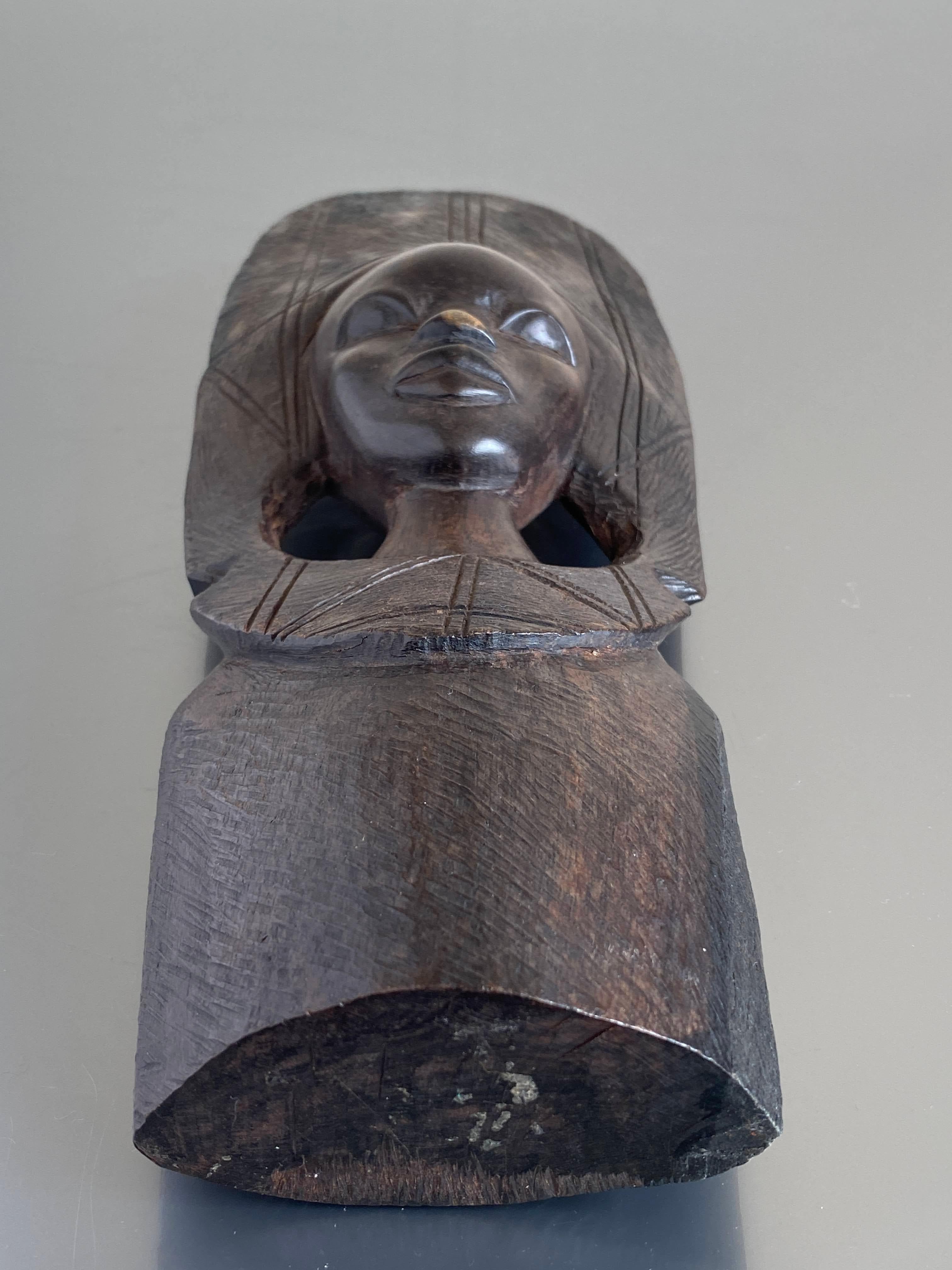 Mitte des 20. Jahrhunderts African Folk-Art Carved einer Frau im Angebot 6