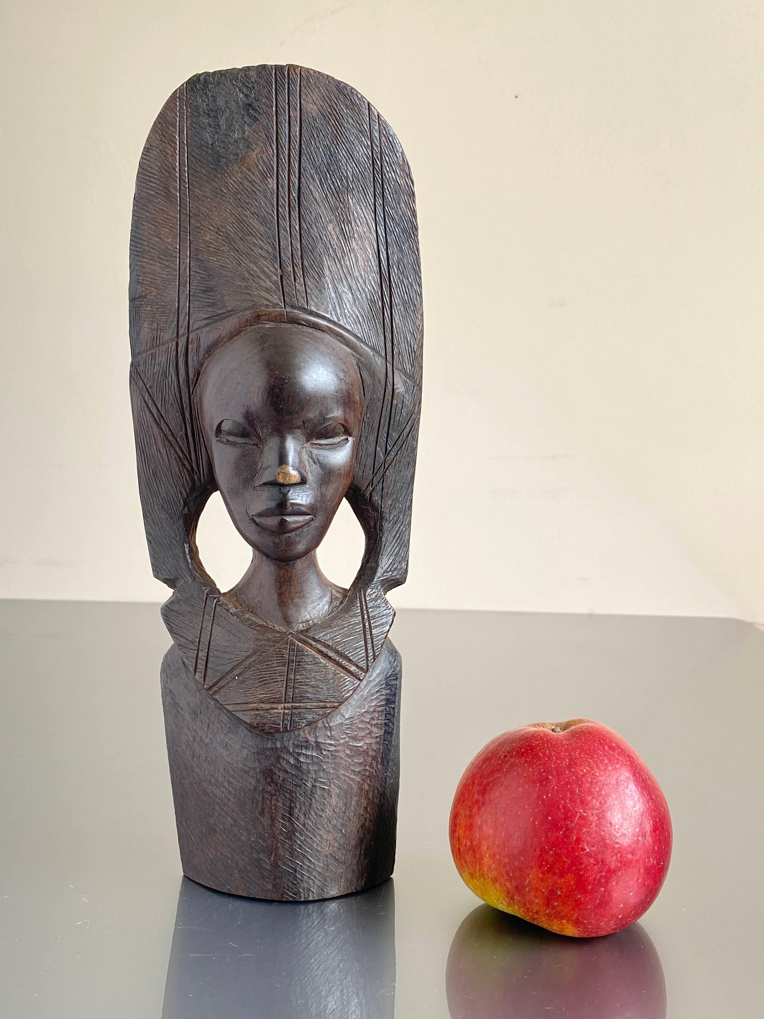 Mitte des 20. Jahrhunderts African Folk-Art Carved einer Frau im Angebot 7