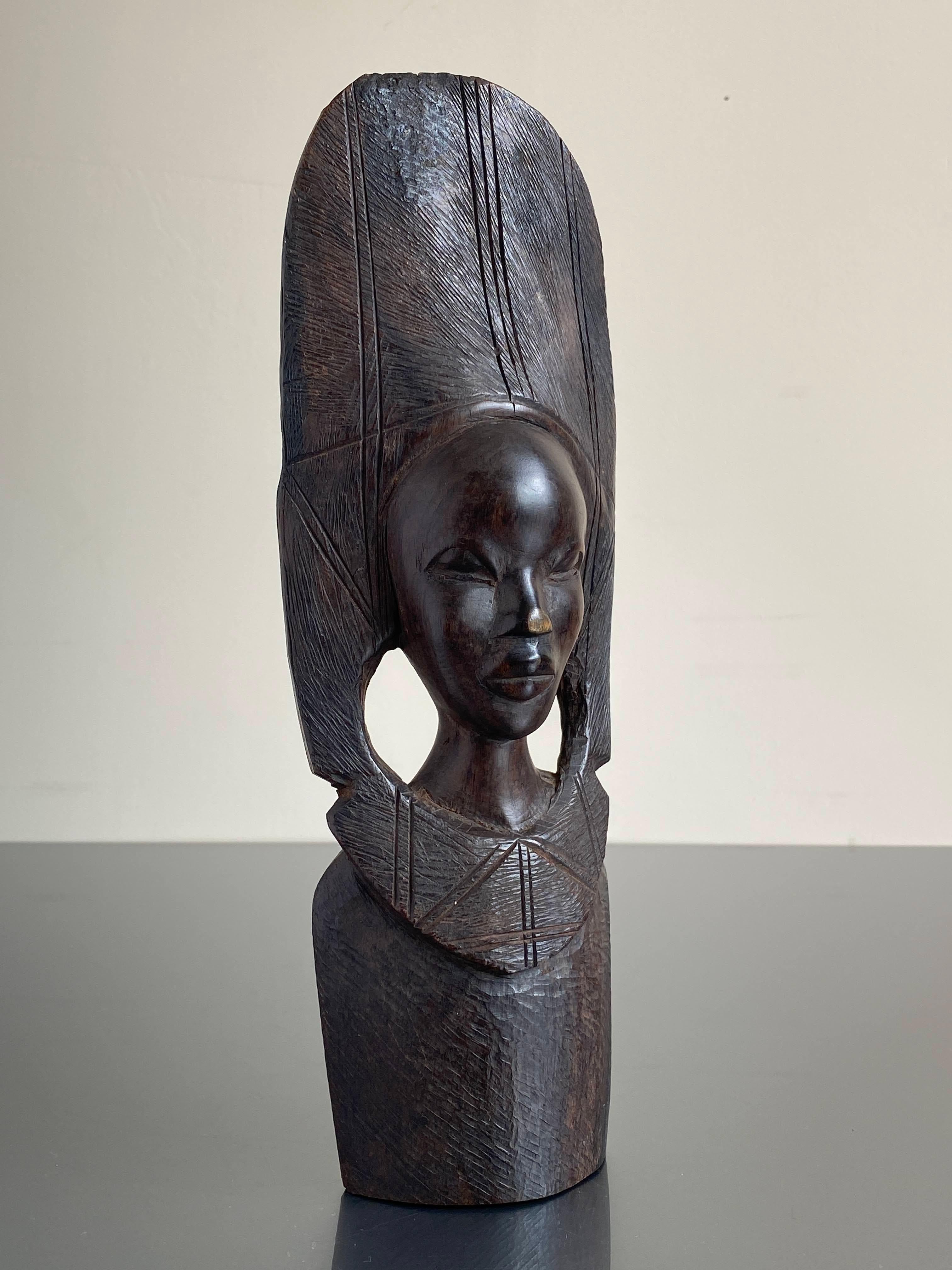 Magnifique sculpture folklorique rustique africaine d'une femme, en bois dur, le nez a été frotté plusieurs fois pour porter chance !