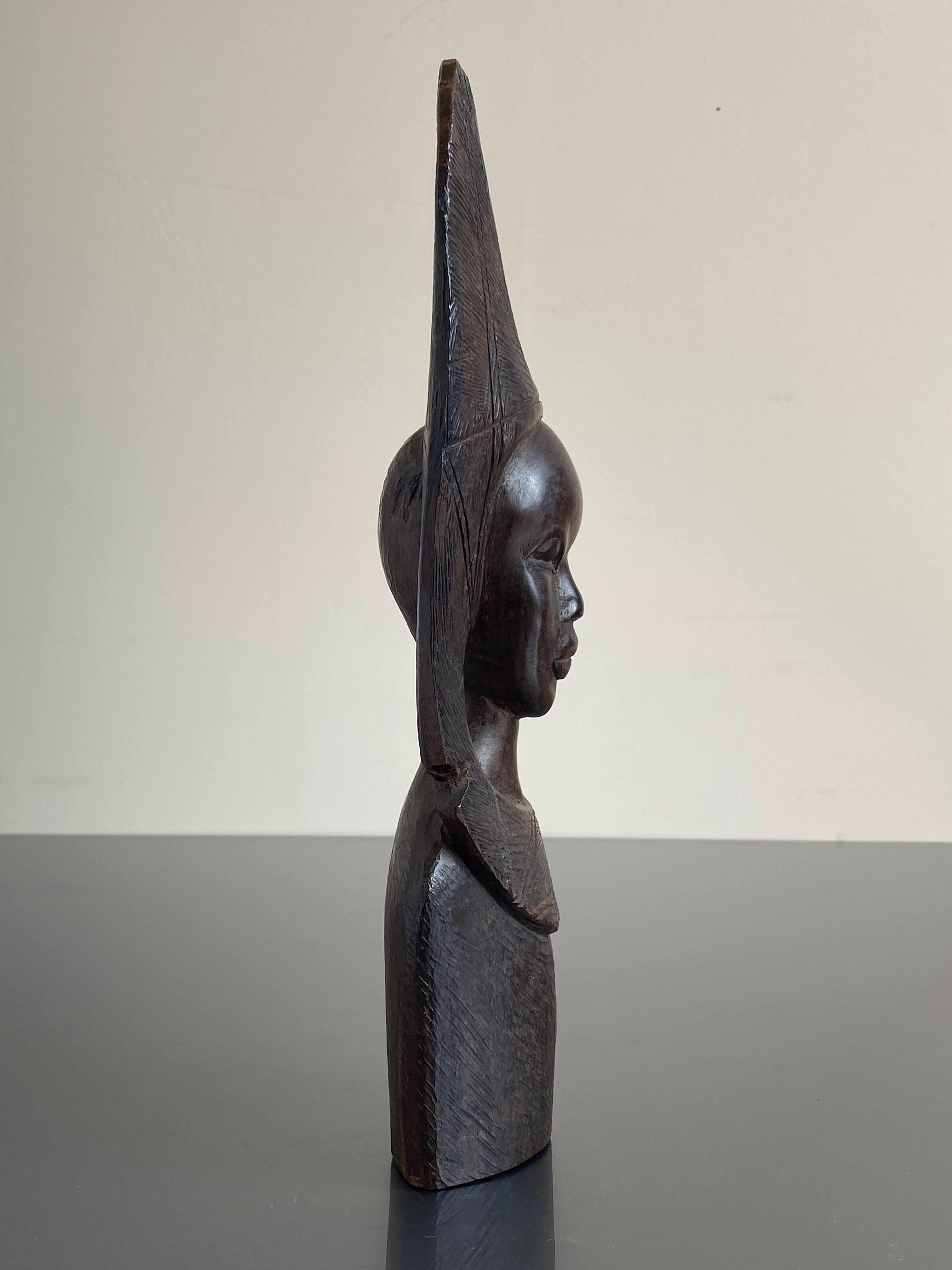 Mitte des 20. Jahrhunderts African Folk-Art Carved einer Frau (Volkskunst) im Angebot