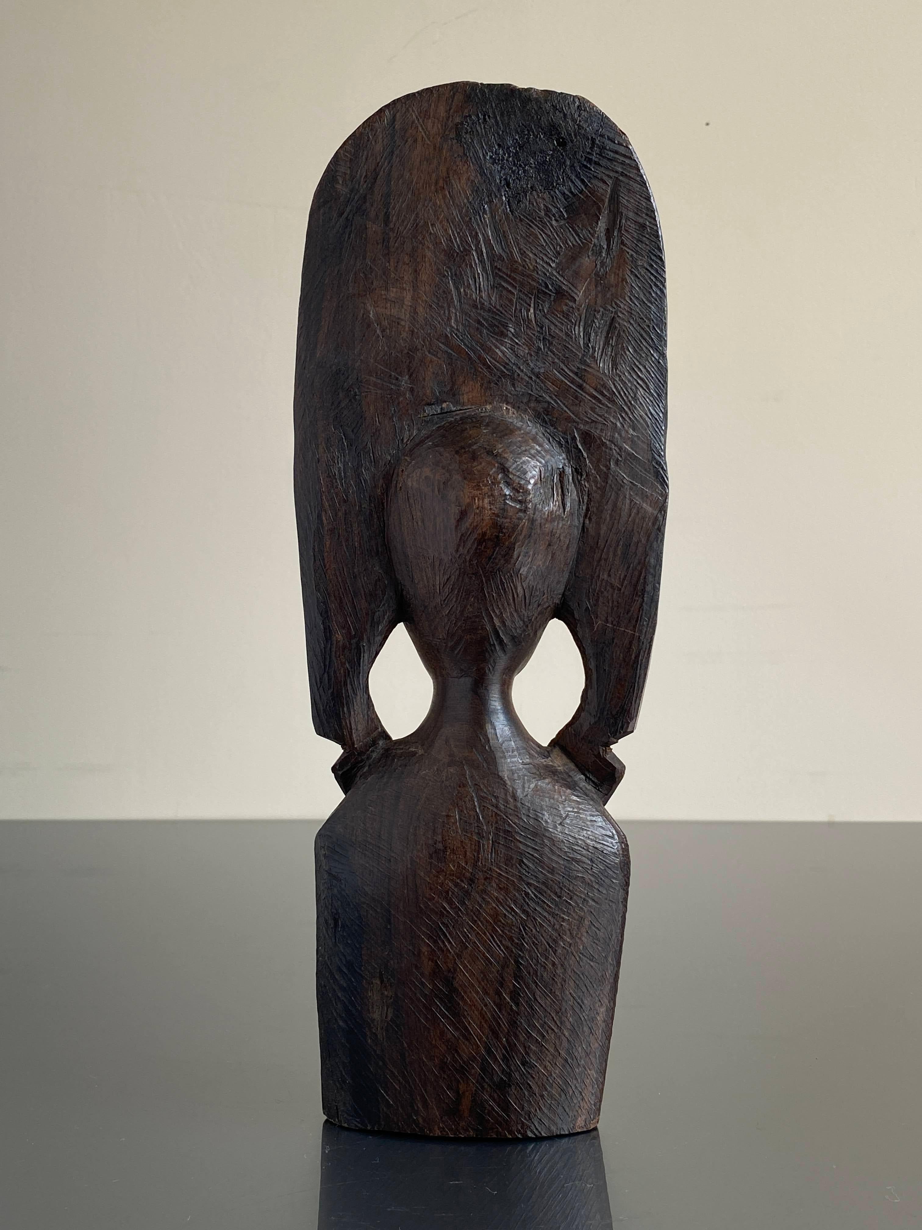 Mitte des 20. Jahrhunderts African Folk-Art Carved einer Frau (Geschnitzt) im Angebot