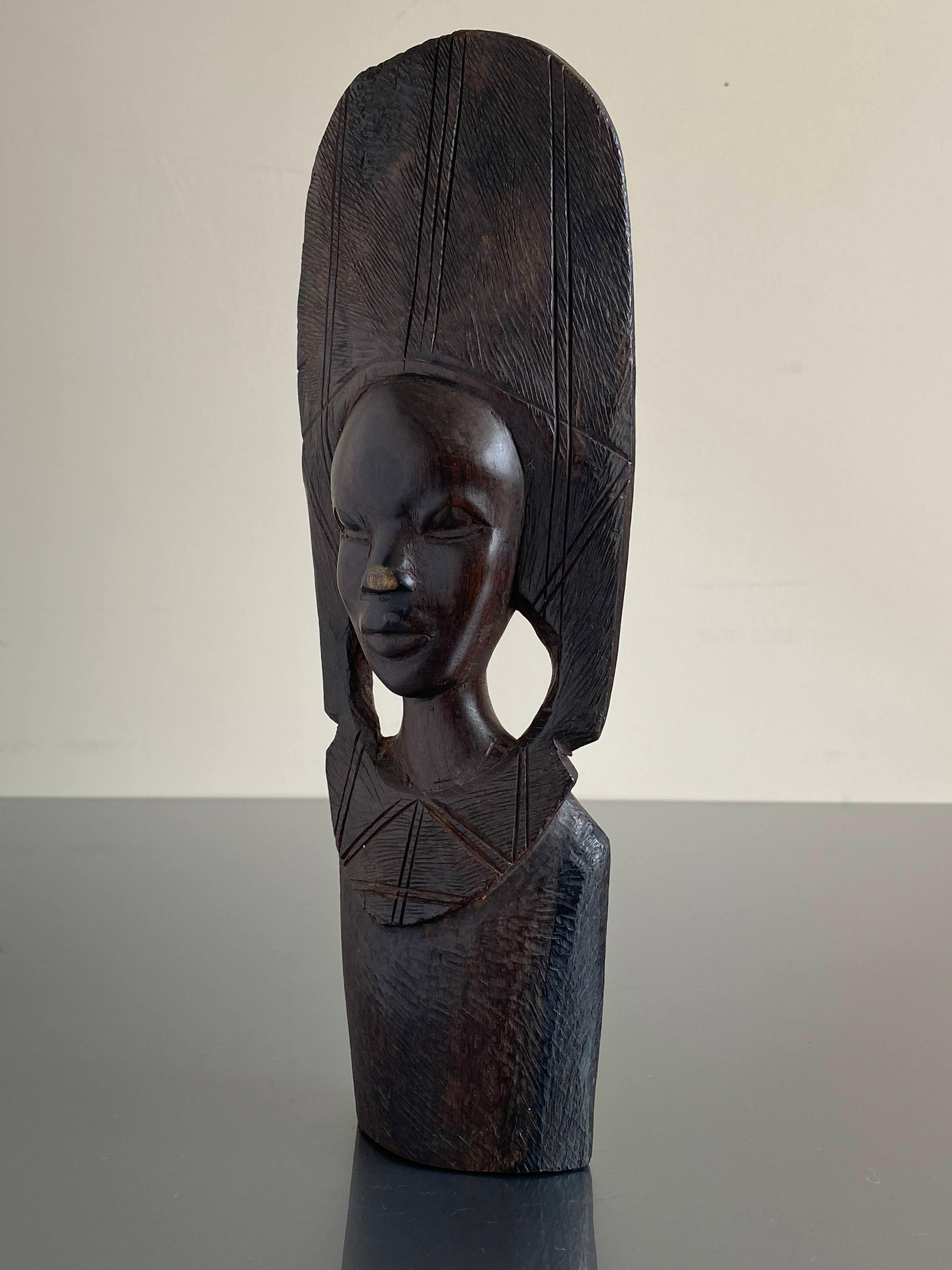 Bois Art populaire africain du milieu du 20e siècle - Sculpture d'une femme en vente