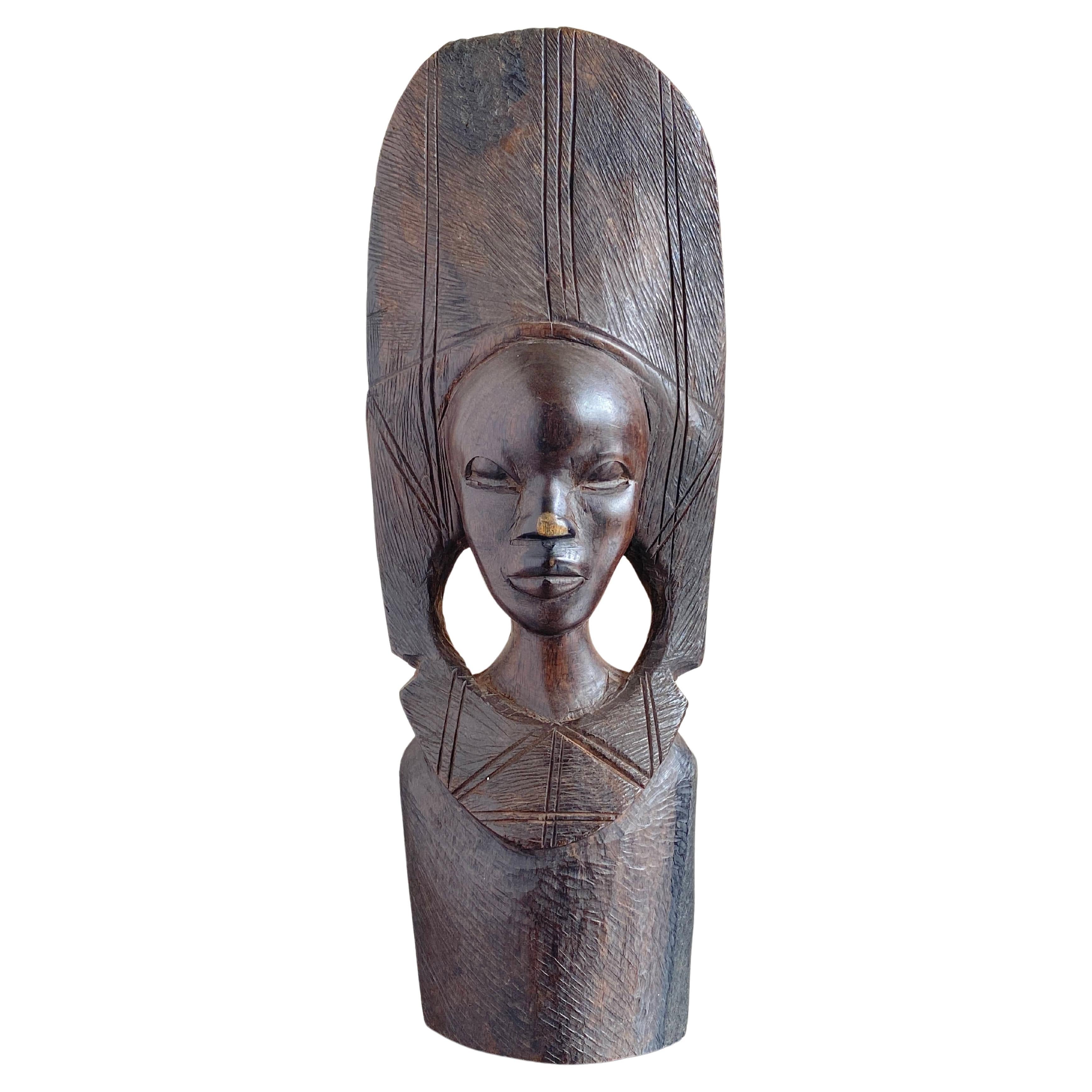 Mitte des 20. Jahrhunderts African Folk-Art Carved einer Frau