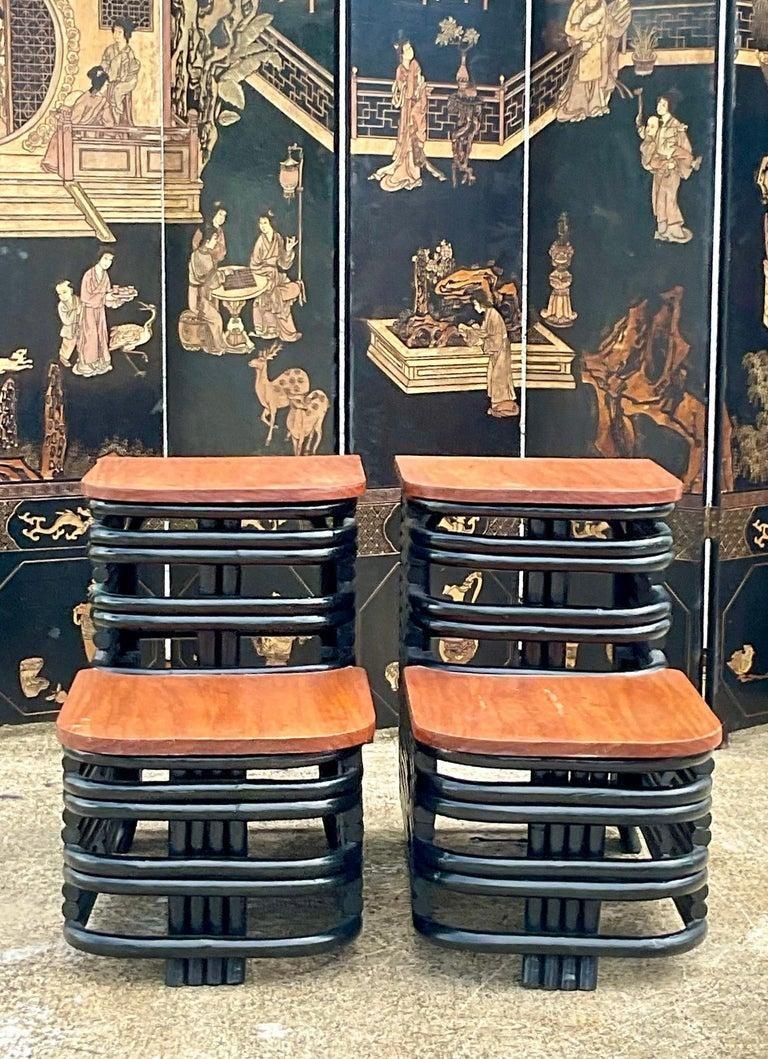 Organique Paire de tables d'appoint en rotin peint d'après Paul Frankl, milieu du 20e siècle en vente