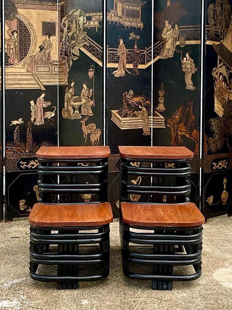 Américain Paire de tables d'appoint en rotin peint d'après Paul Frankl, milieu du 20e siècle en vente