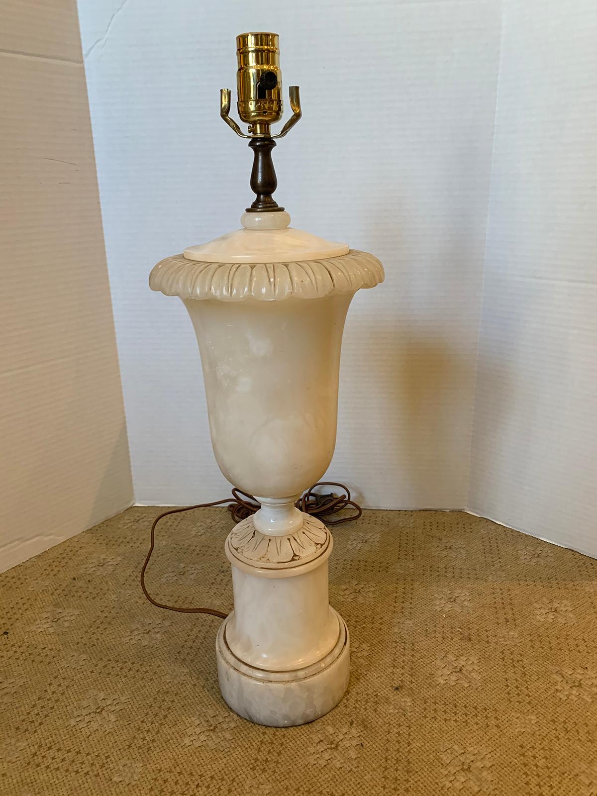 Alabaster-Urnenlampe aus der Mitte des 20
Neue Verkabelung