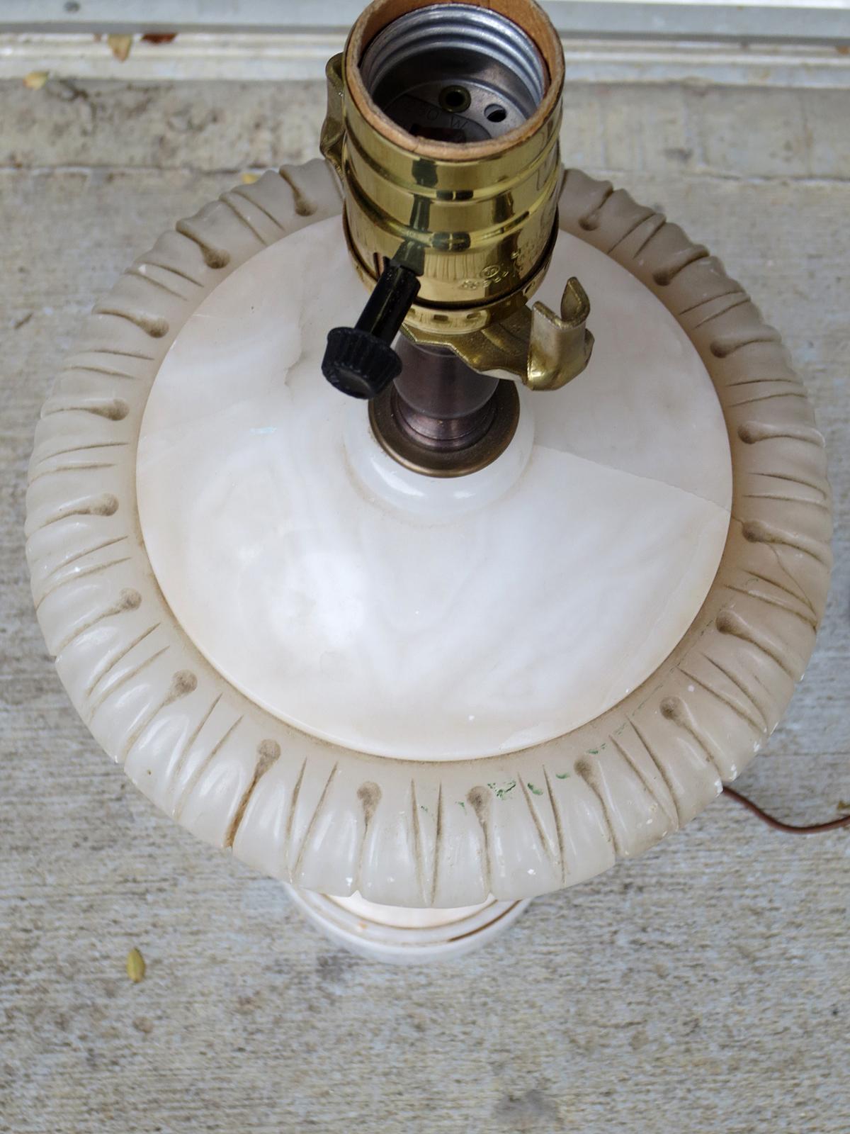 Alabaster-Urnenlampe aus der Mitte des 20. Jahrhunderts 11