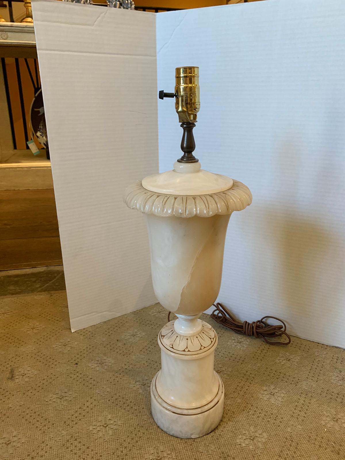 Alabaster-Urnenlampe aus der Mitte des 20. Jahrhunderts im Zustand „Gut“ in Atlanta, GA