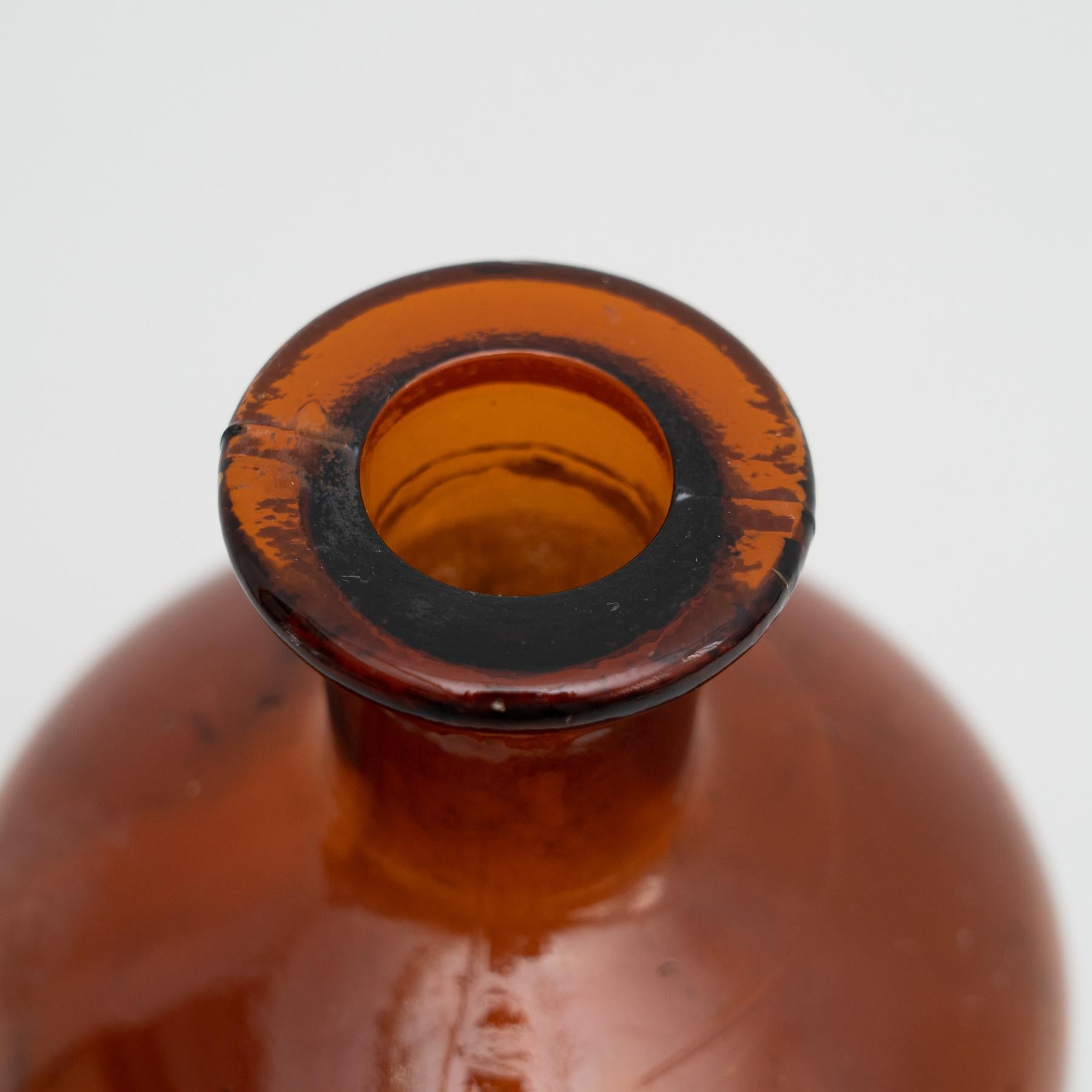 Bernsteinfarbene Apothekerglasflasche aus der Mitte des 20. Jahrhunderts im Angebot 5