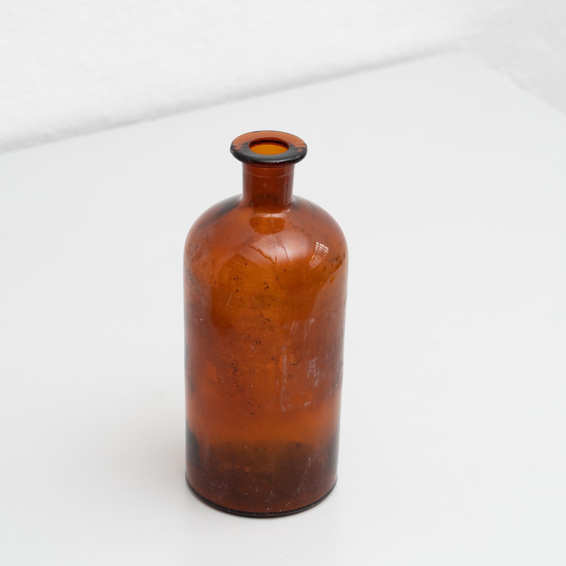 Bernsteinfarbene Apothekerglasflasche aus der Mitte des 20. Jahrhunderts im Angebot 6