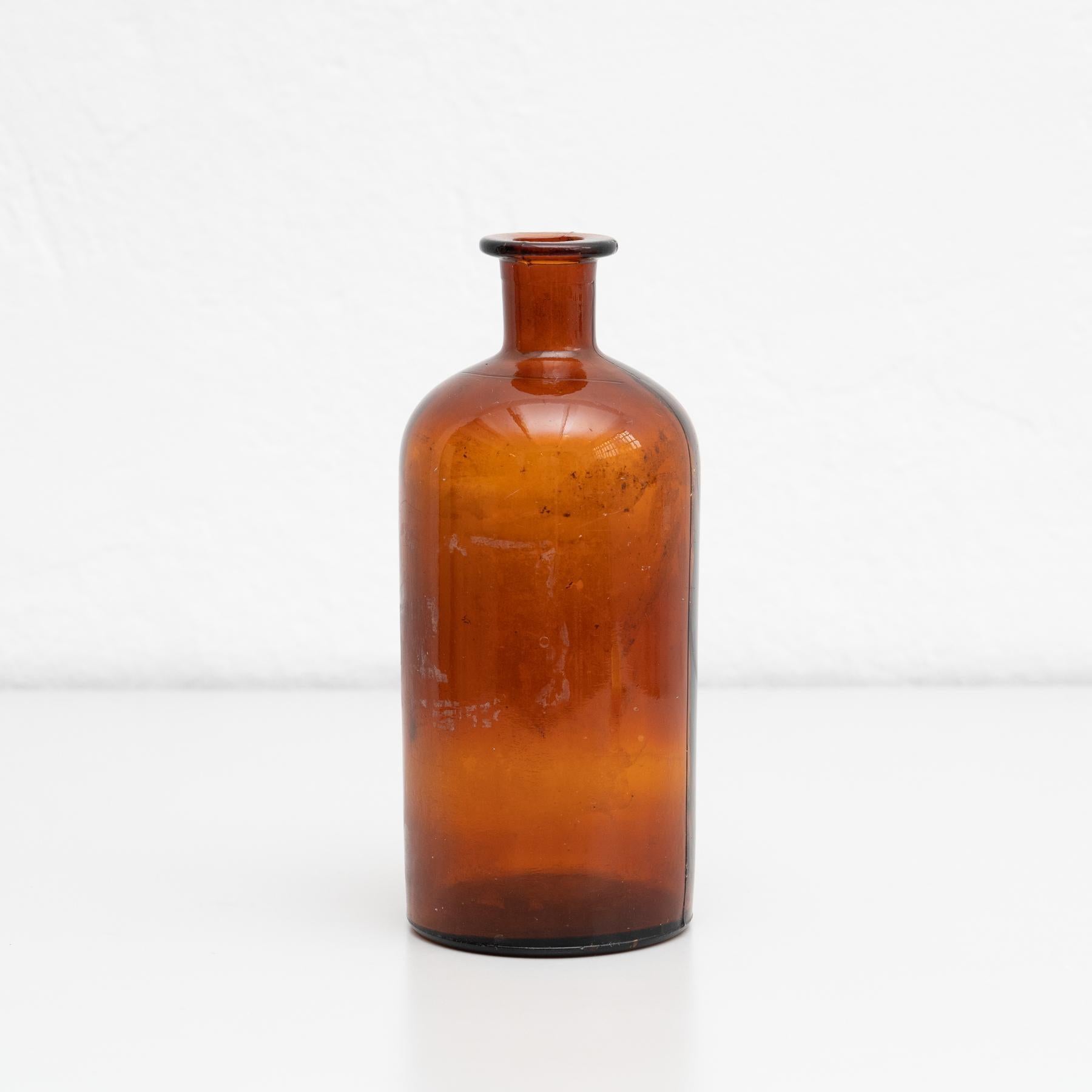 Bottiglia in vetro speziale ambrato della metà del XX secolo.    Di un produttore sconosciuto proveniente dalla Francia.    In condizioni originali, con lievi usure dovute all'età e all'uso, che conservano una bella patina.    Materiali:  Vetro