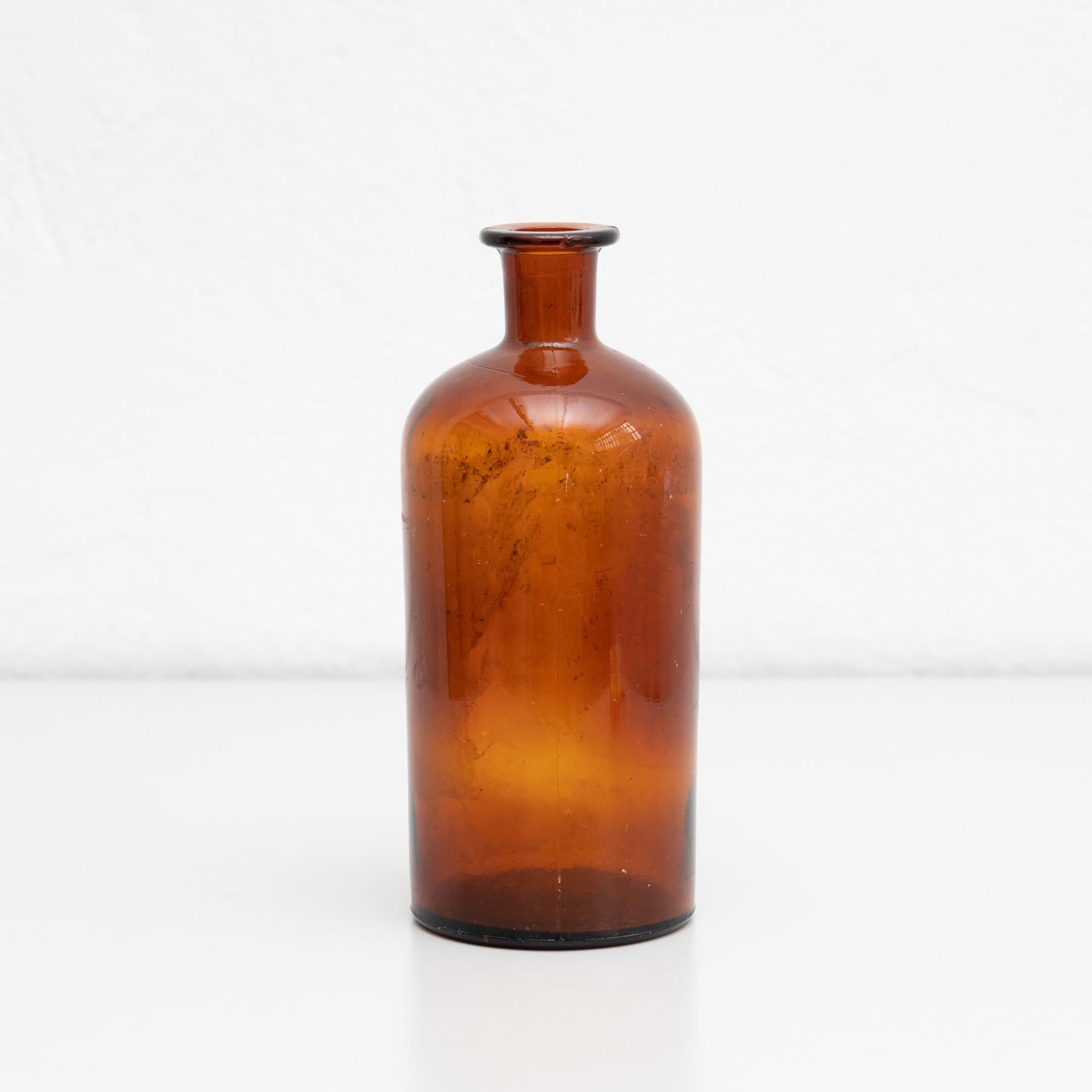 Bernsteinfarbene Apothekerglasflasche aus der Mitte des 20. Jahrhunderts (Moderne der Mitte des Jahrhunderts) im Angebot
